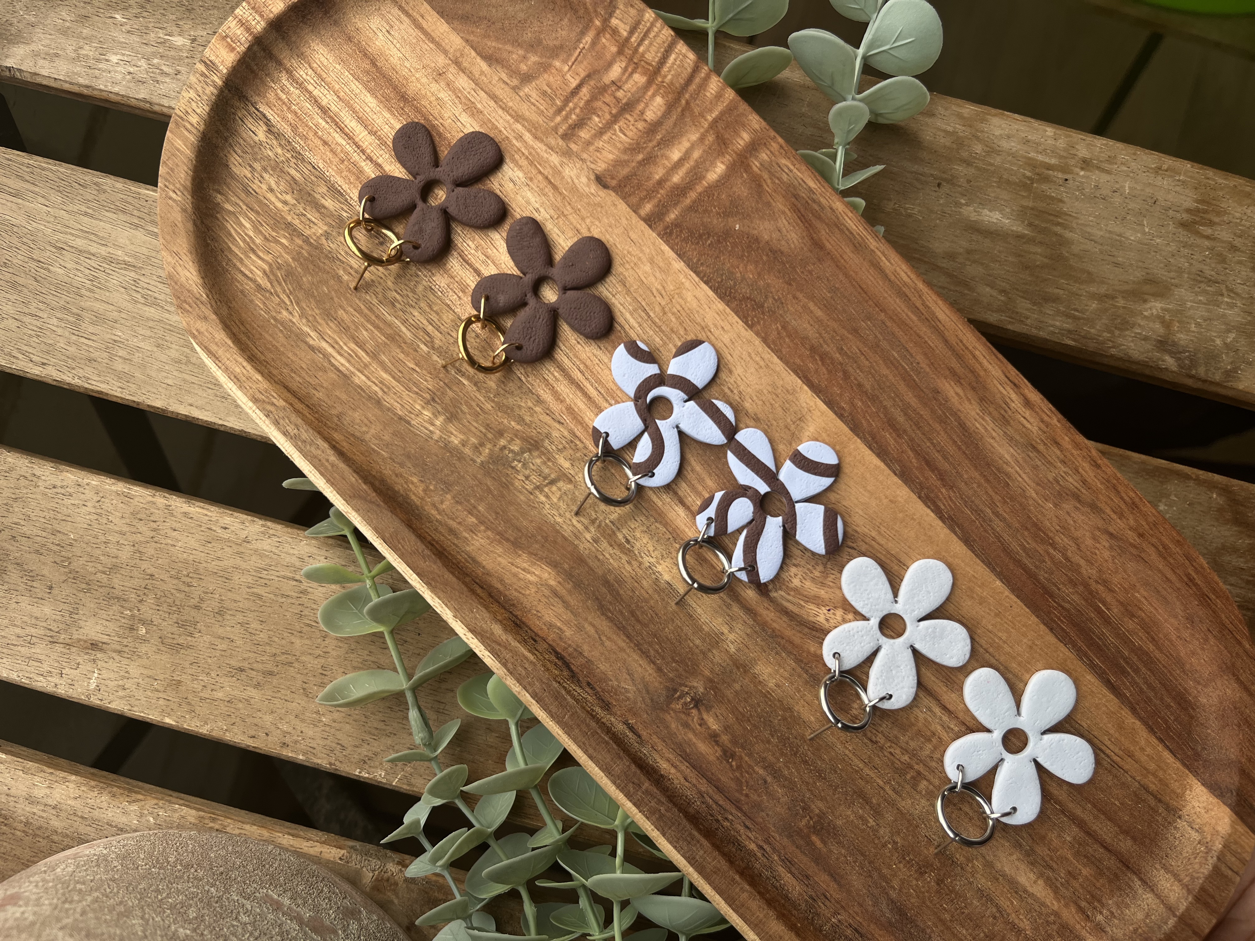 Flor azul y marrón  dorada/plateada 