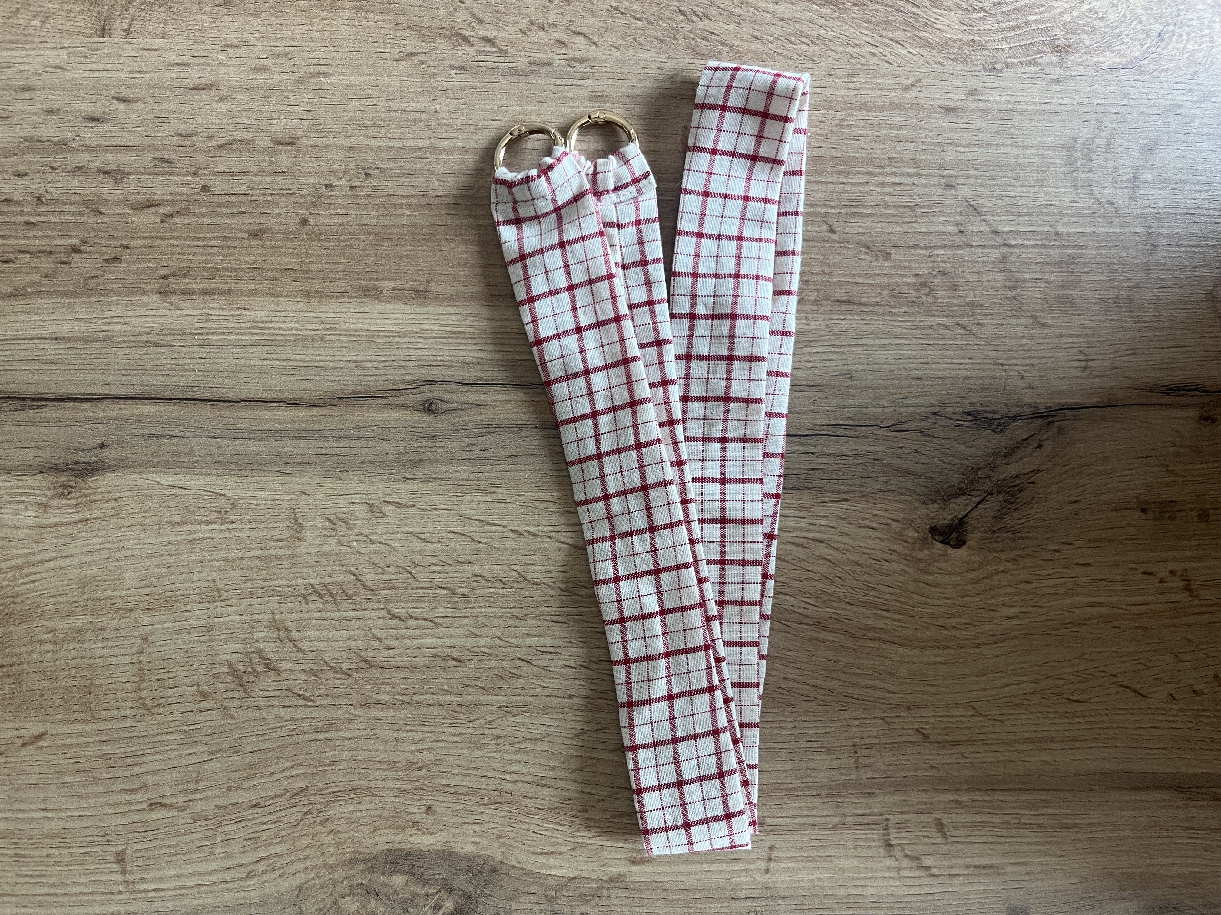 cuelga movil cuadros rojos