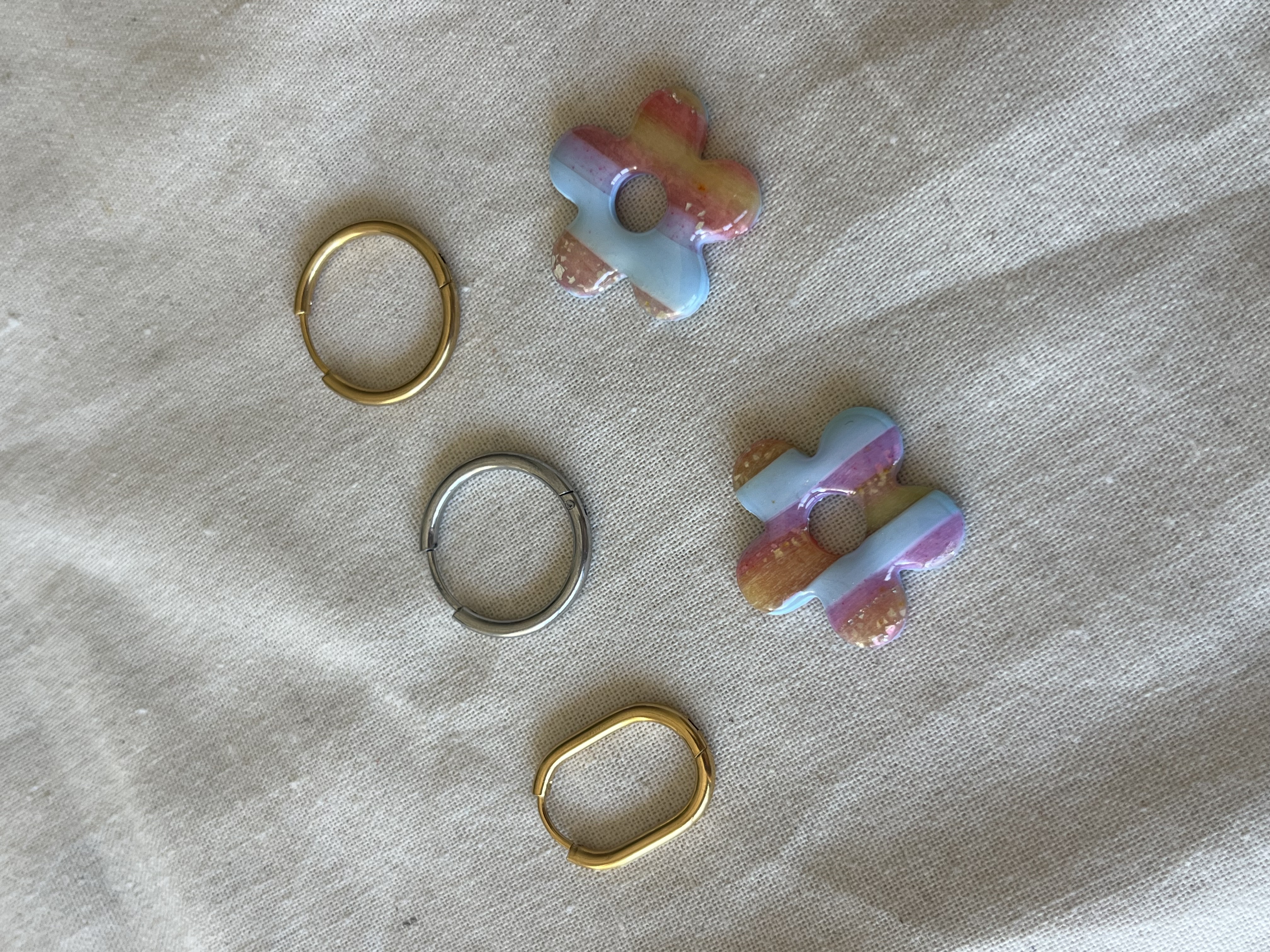 Aros flor detalles plateados