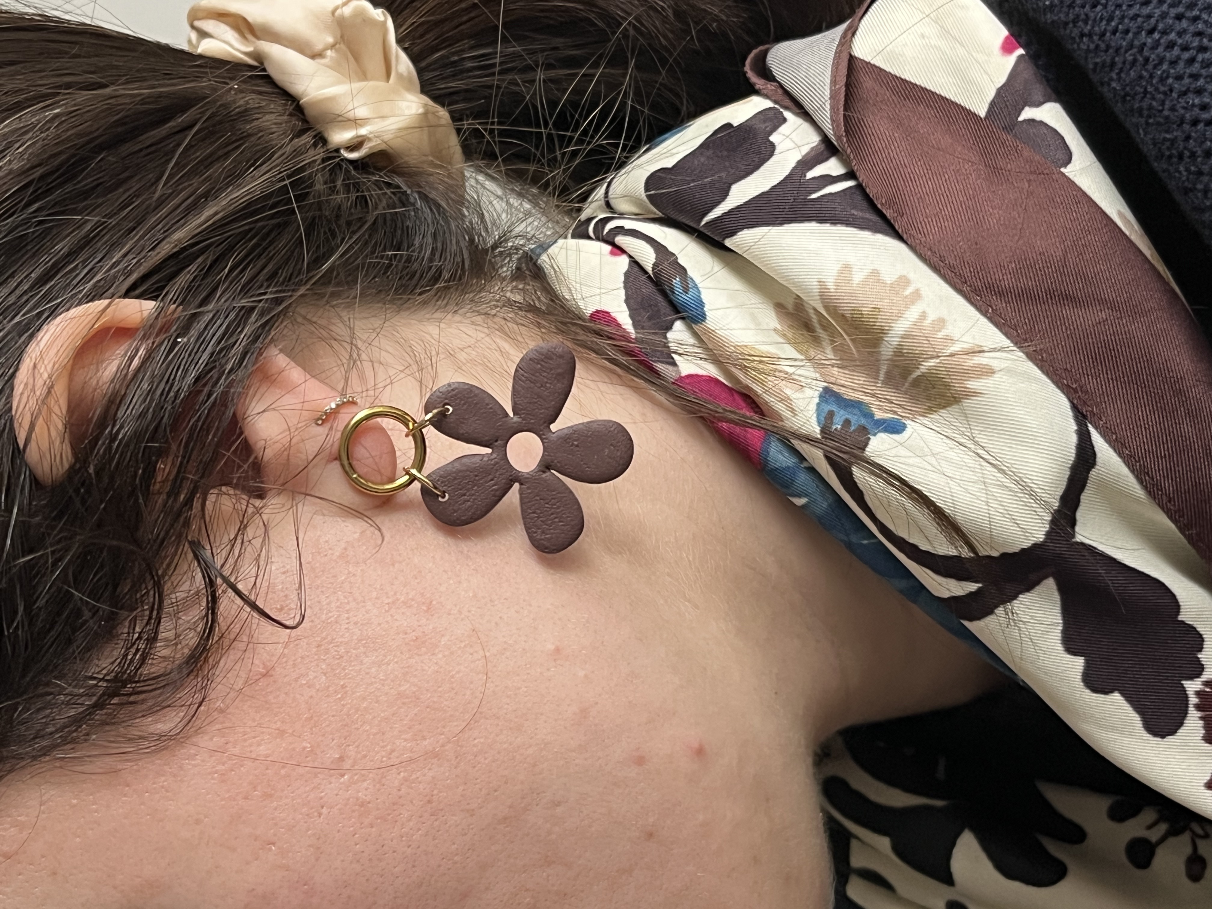 Flor marrón  dorada/plateada 