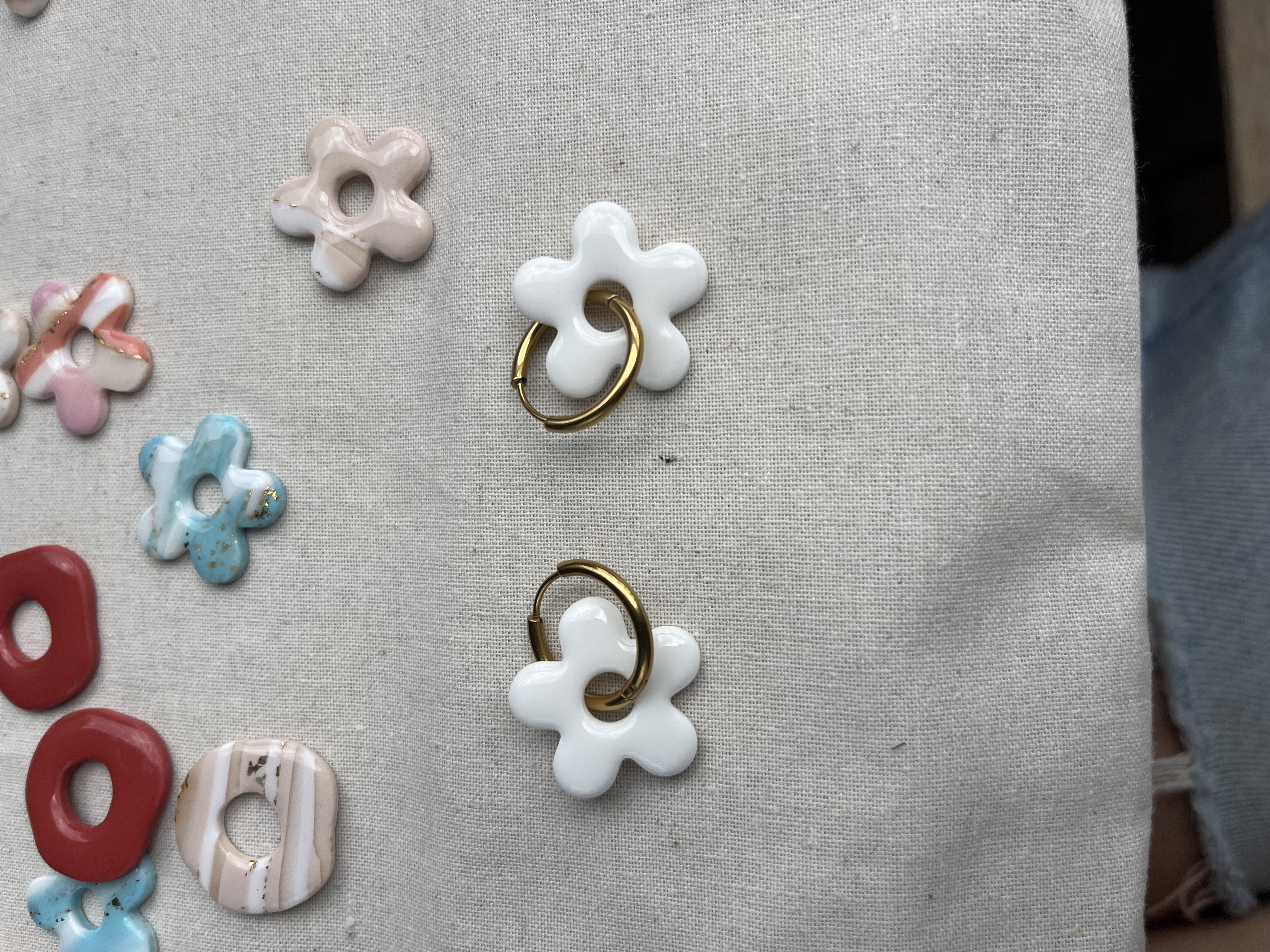 Aro charms flor blanca 