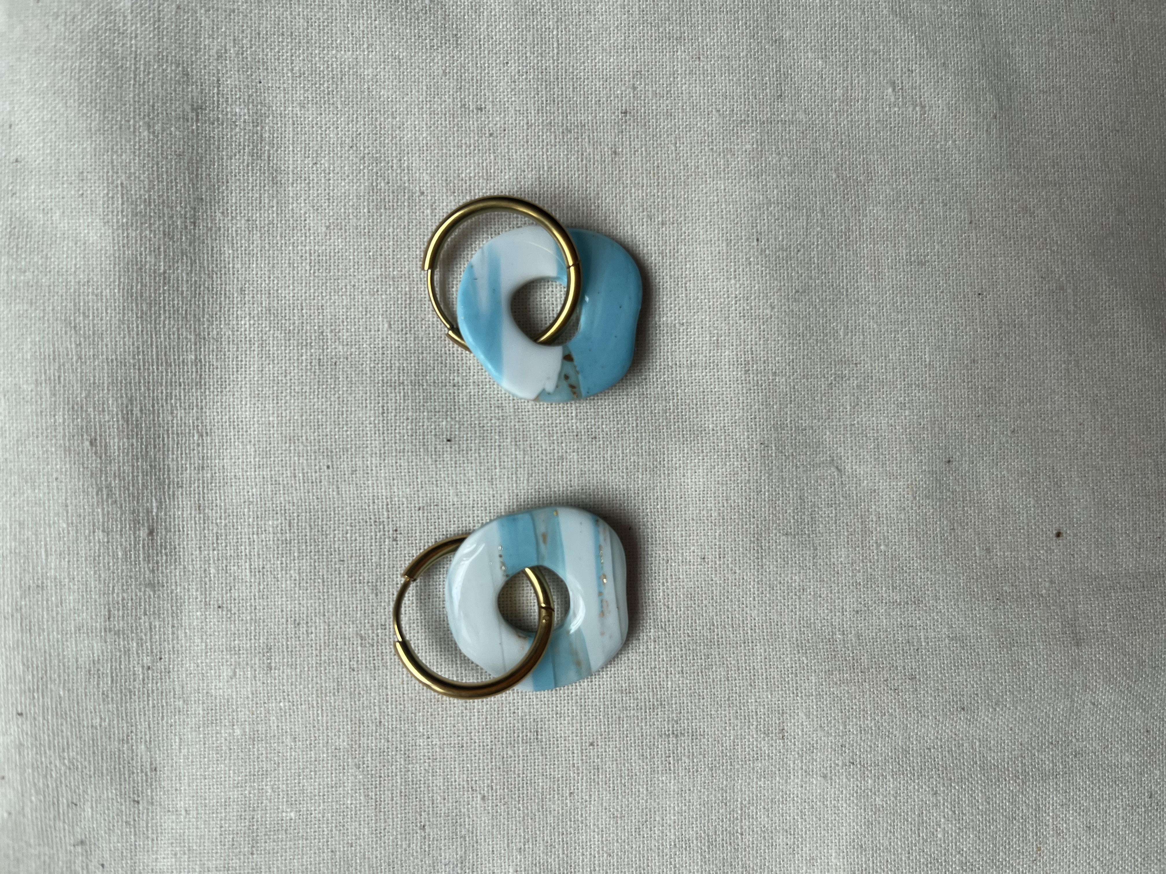 Aro charms azul marmolado