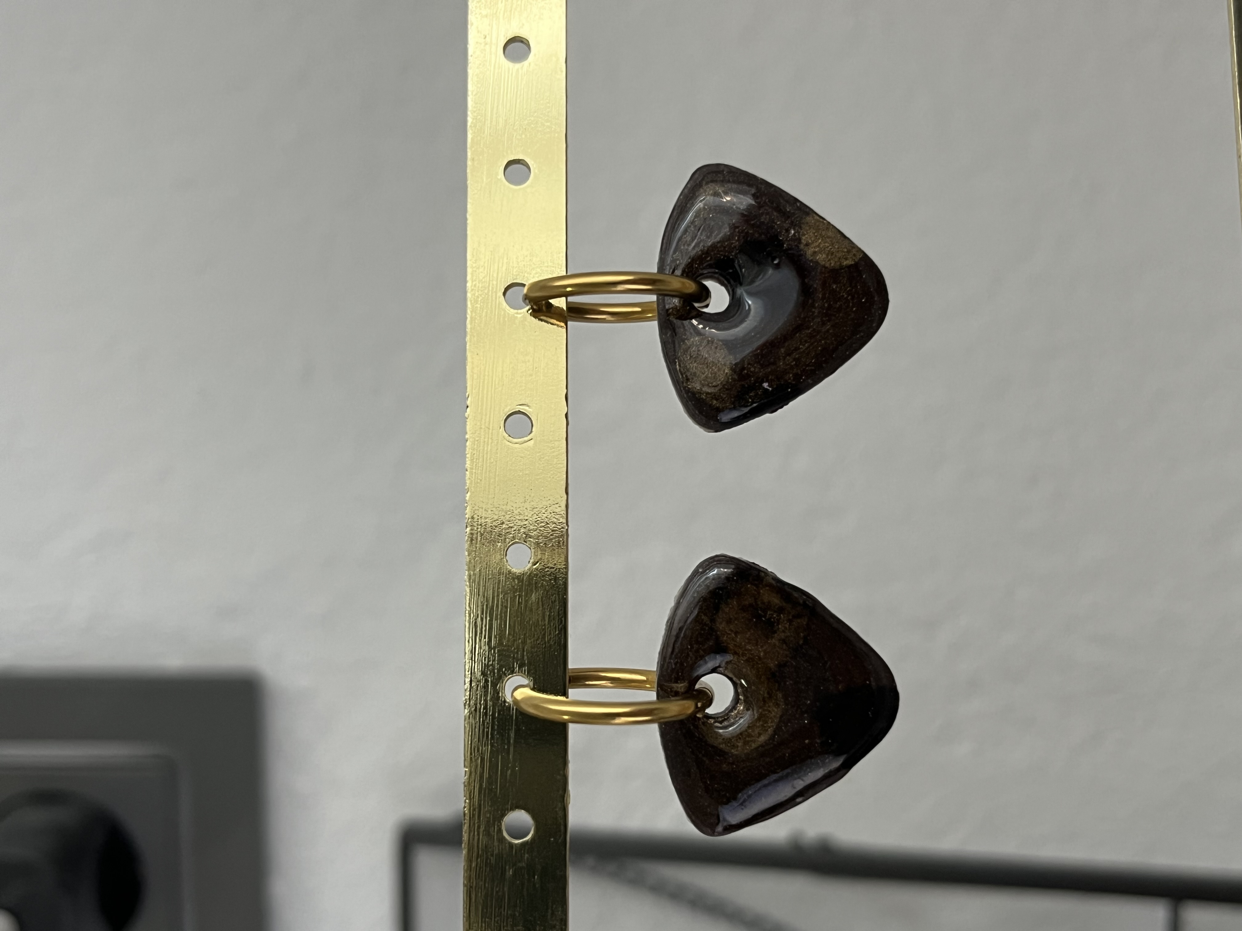 Aro charms marron y dorado