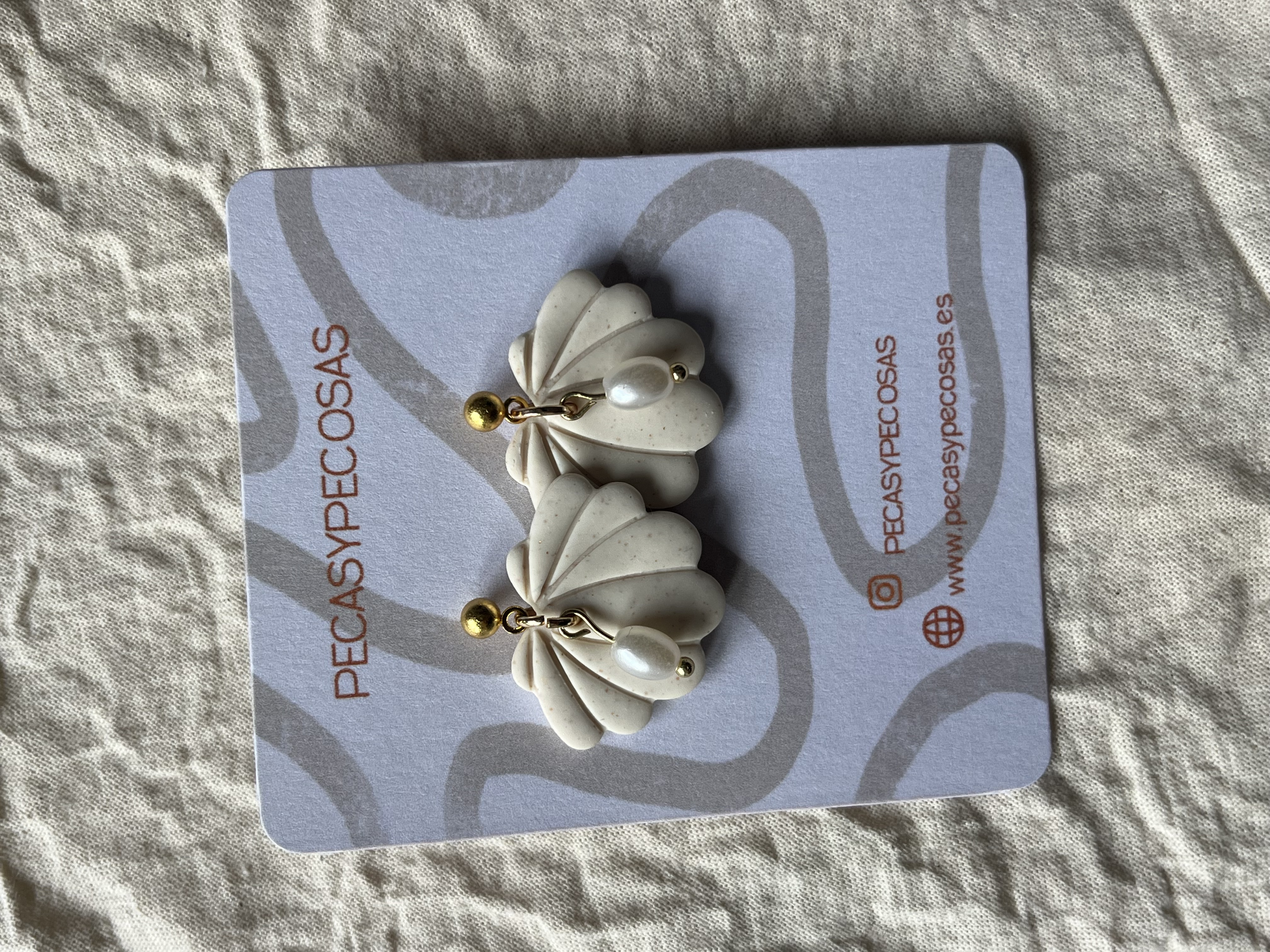 Conchas beige y dorado