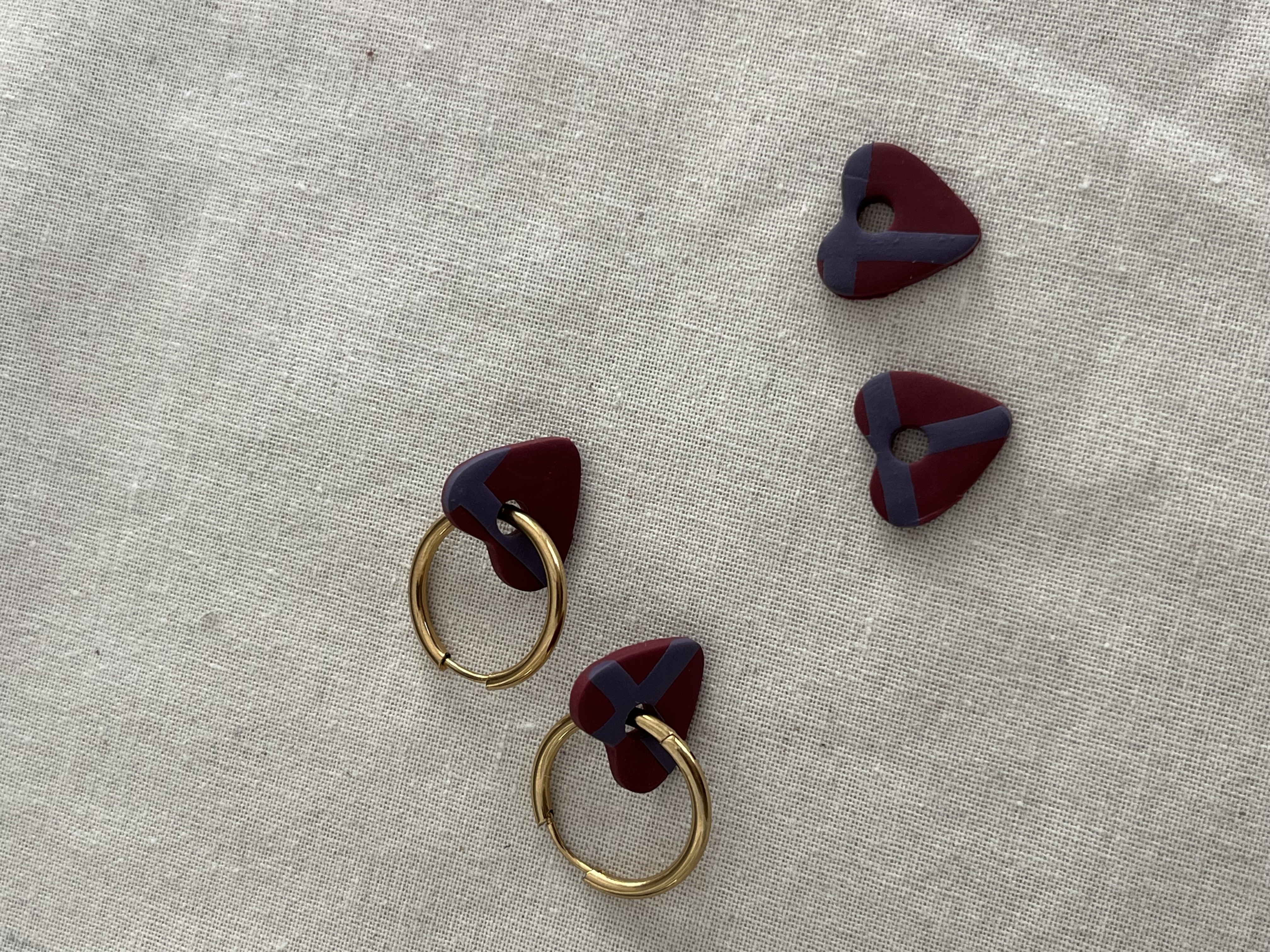 Aros charms mini corazón granate 