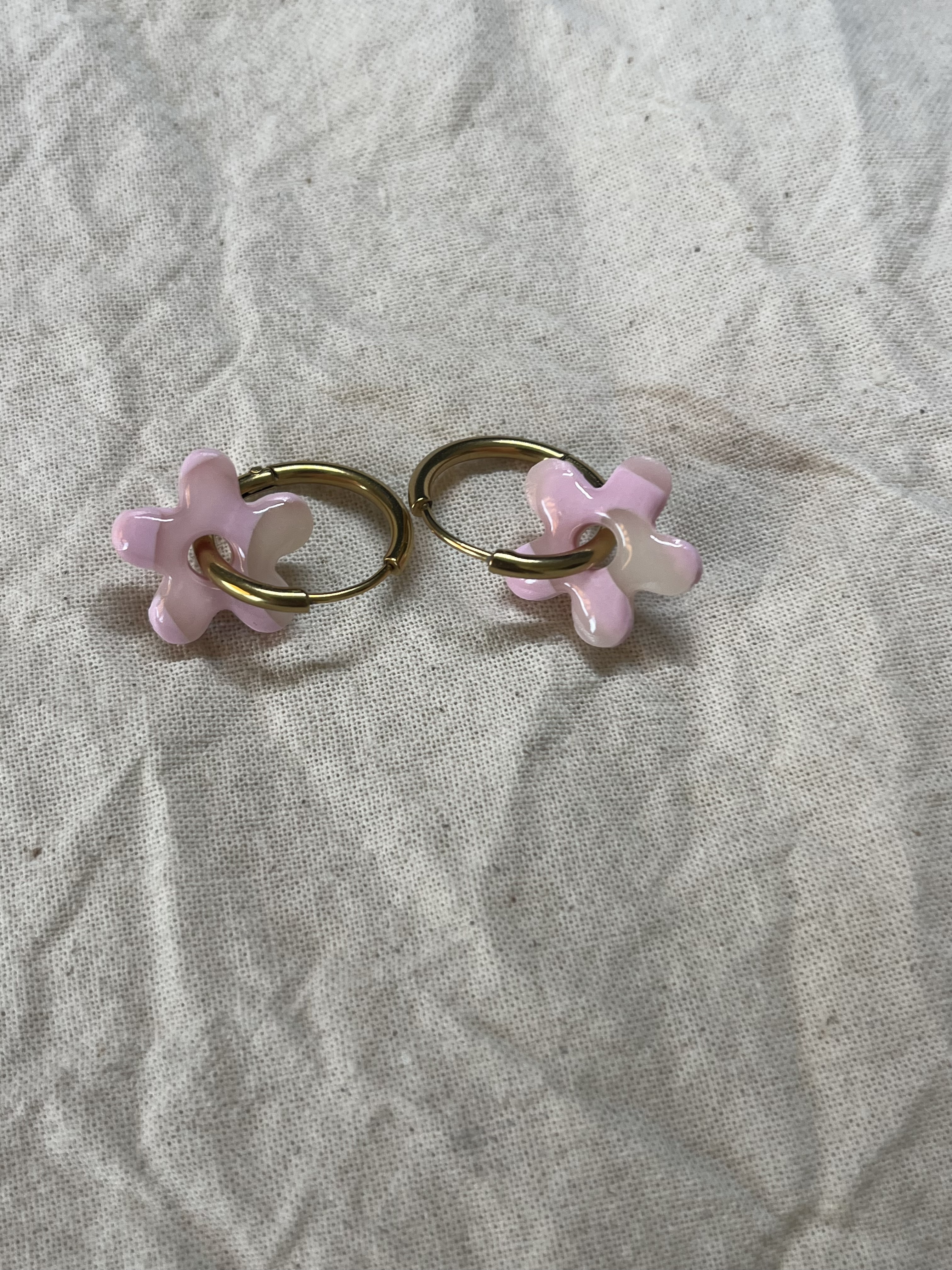 Aro charms flor rosa y beige translucido 