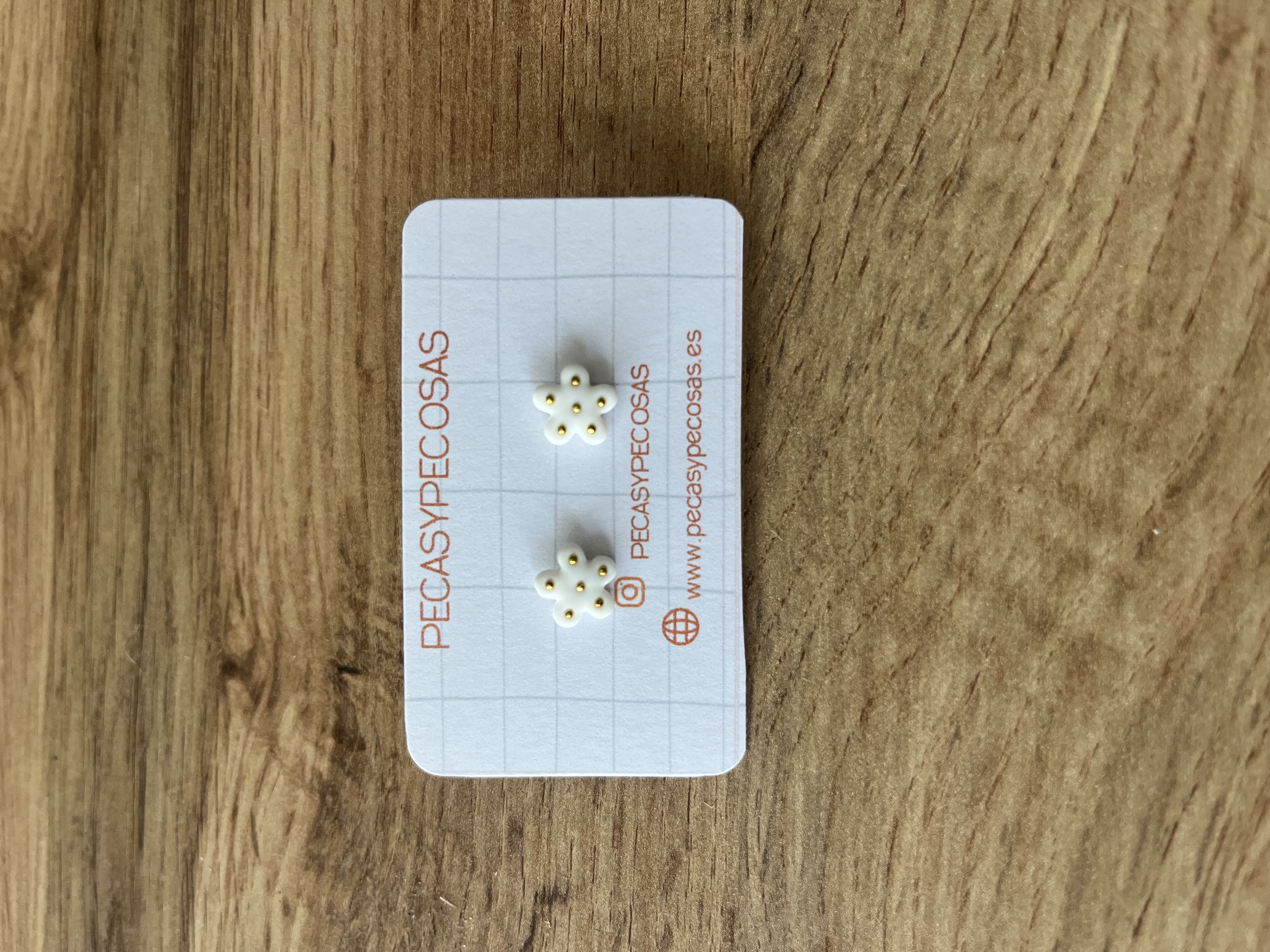 Flor blanca detalles dorados minis