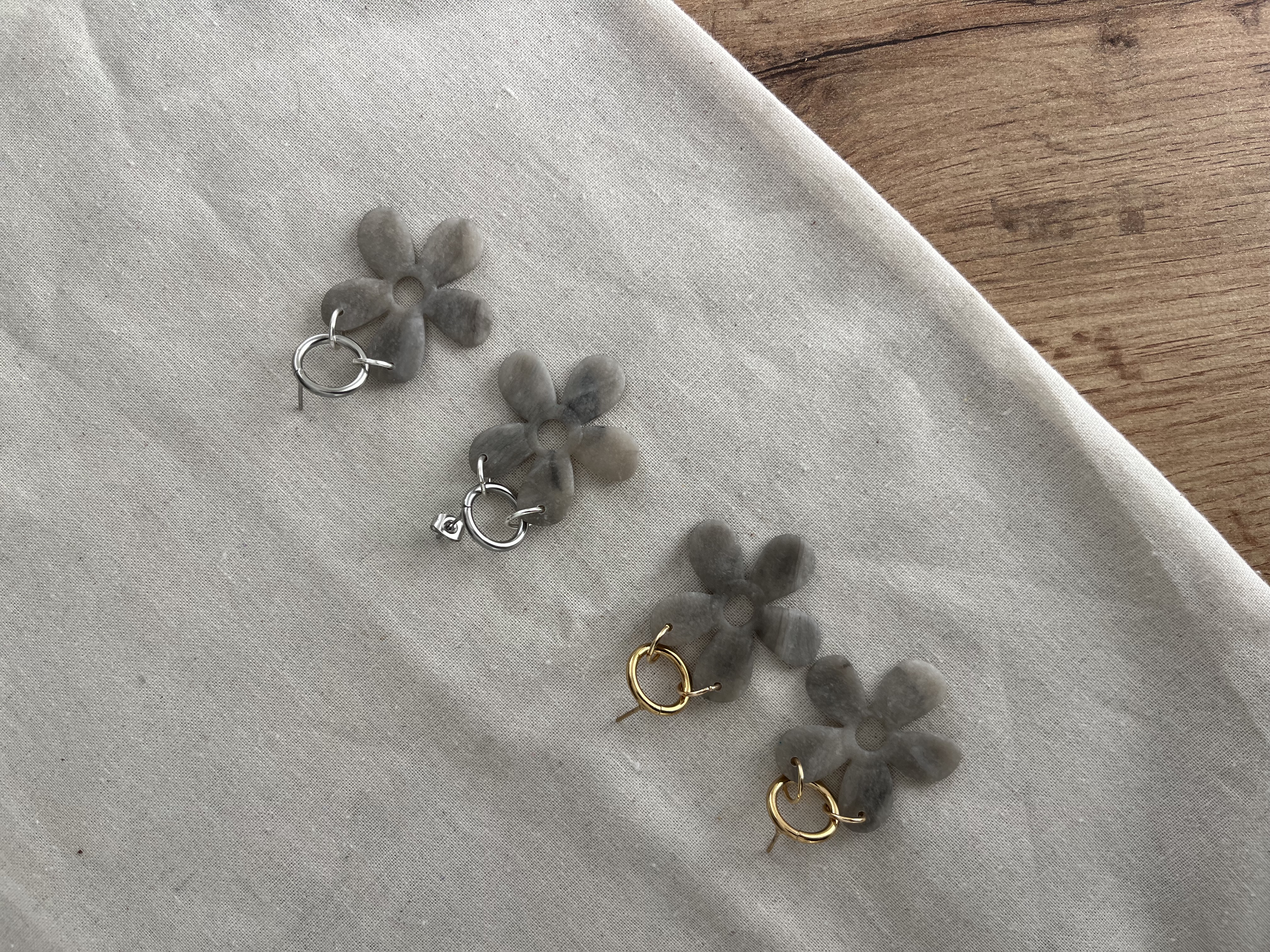 Flor beige dorada/plateada 