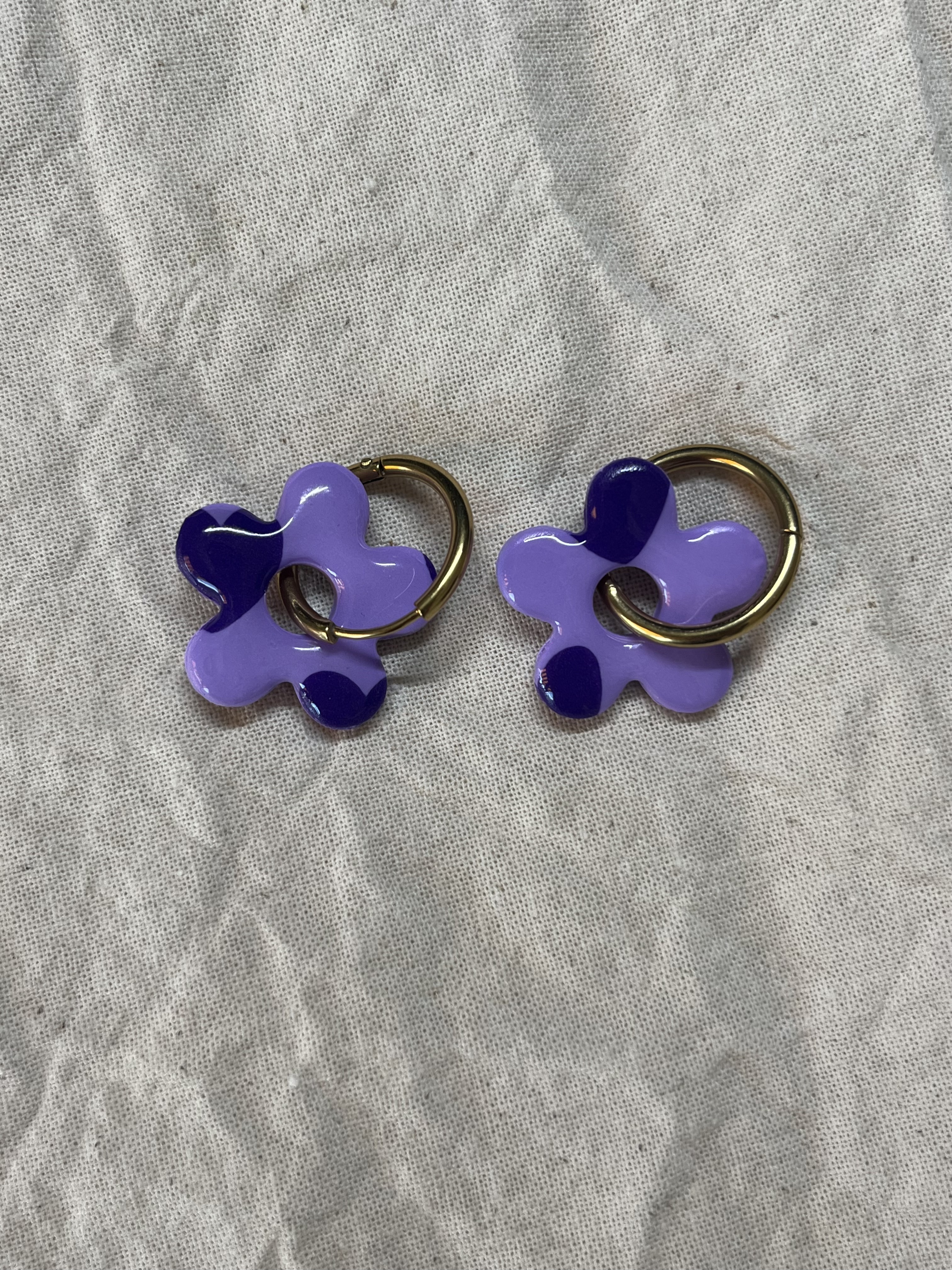 Aro charms flor lila y corazones morados