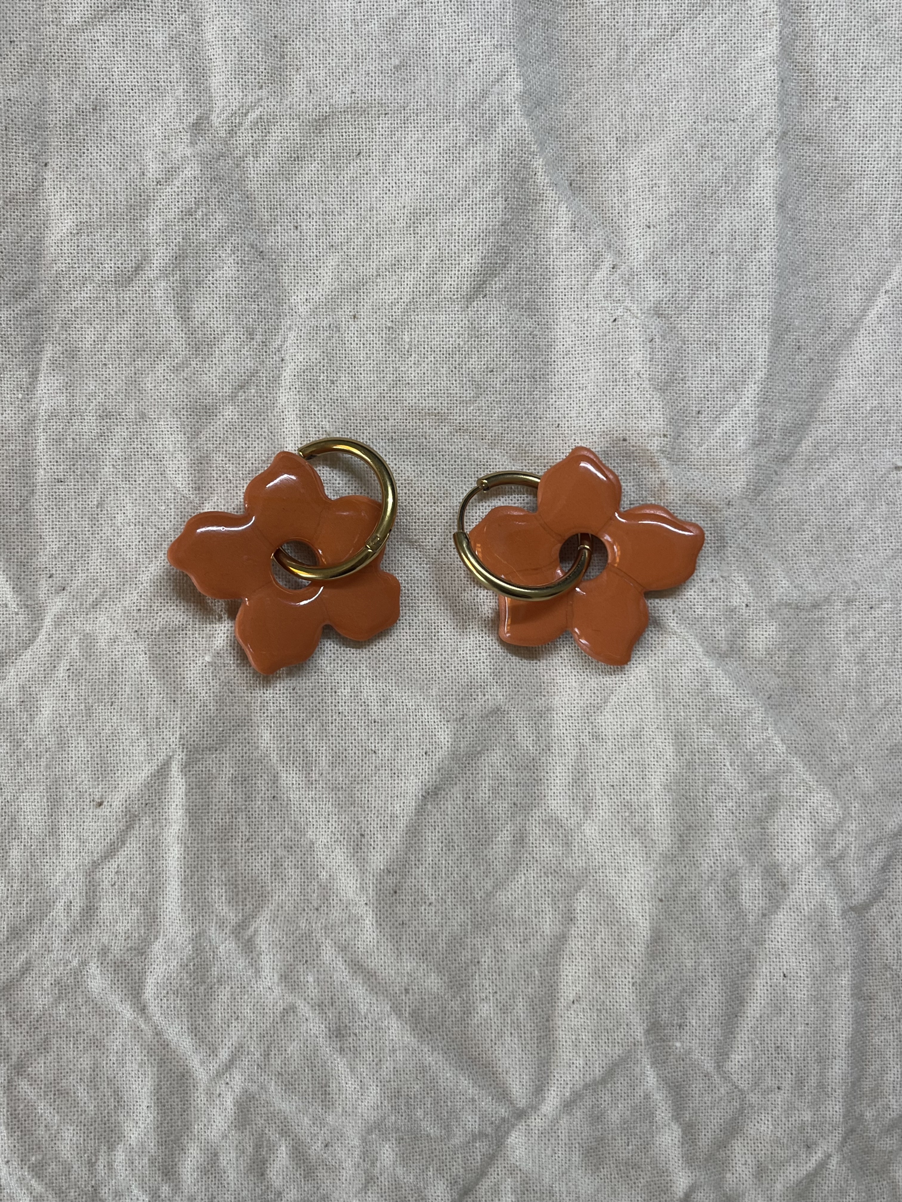 Aro charms flor hibiscus naranja