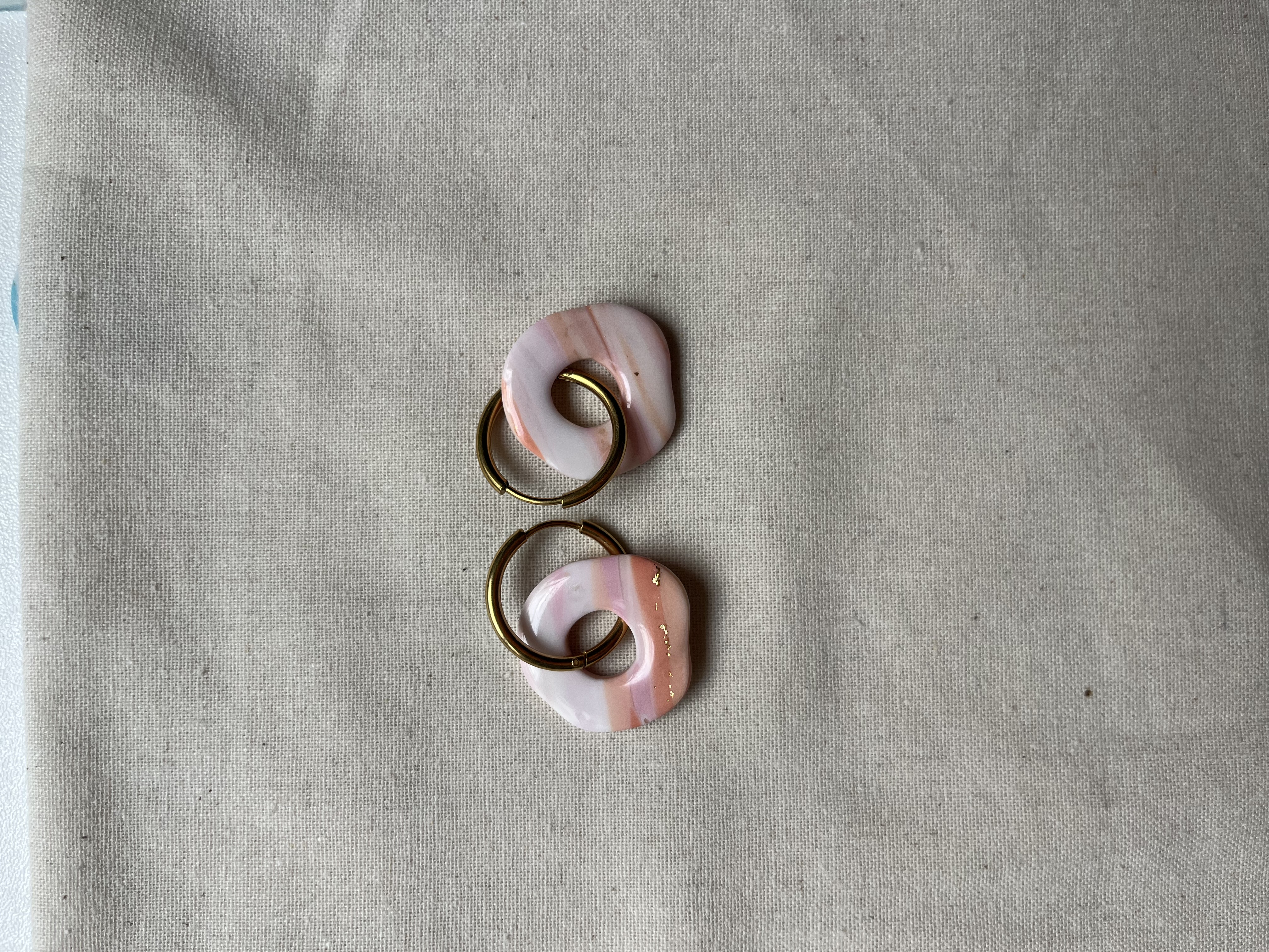 Aro charms marmolado naranjas y rosa