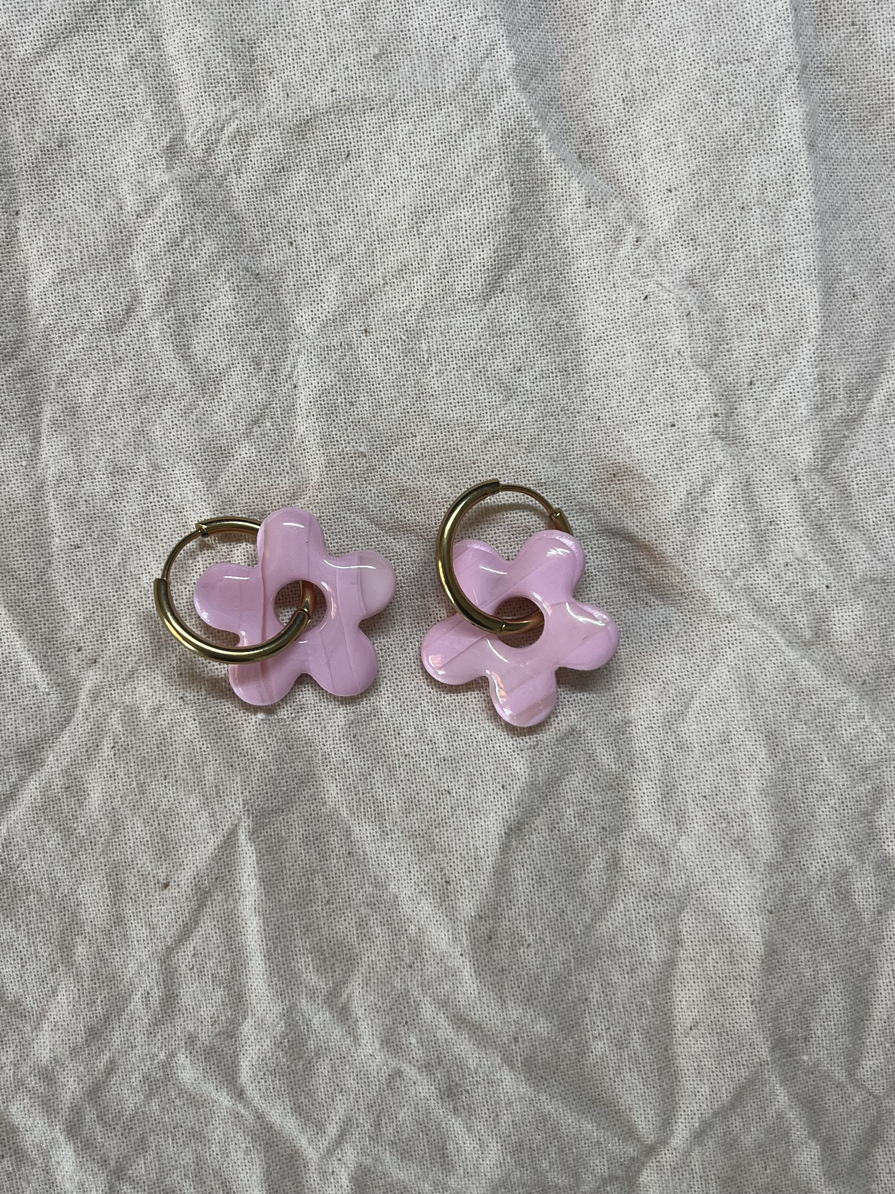 Aro charms flor rosa y beige 