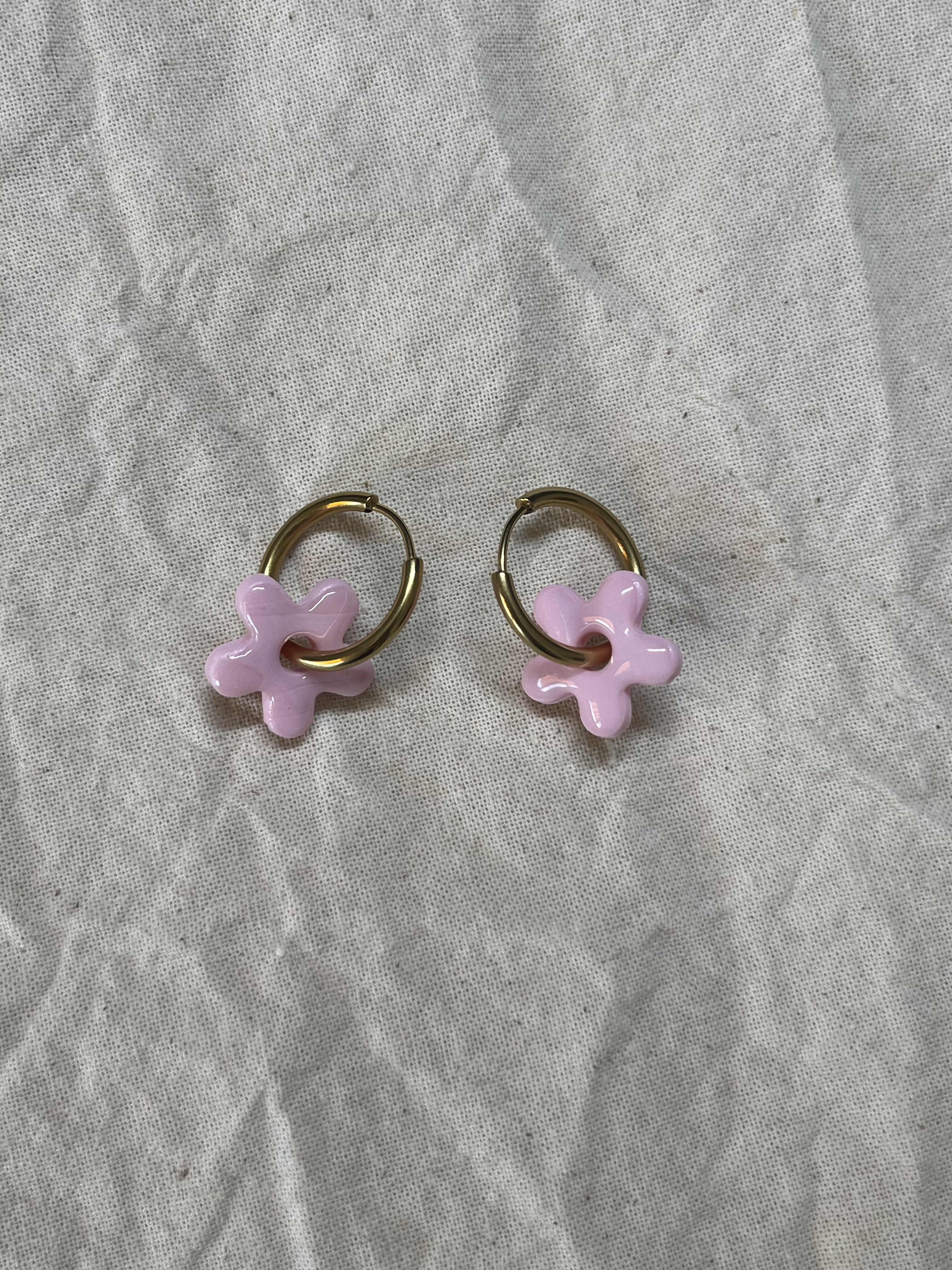 Aro charms flor mini rosa y beige