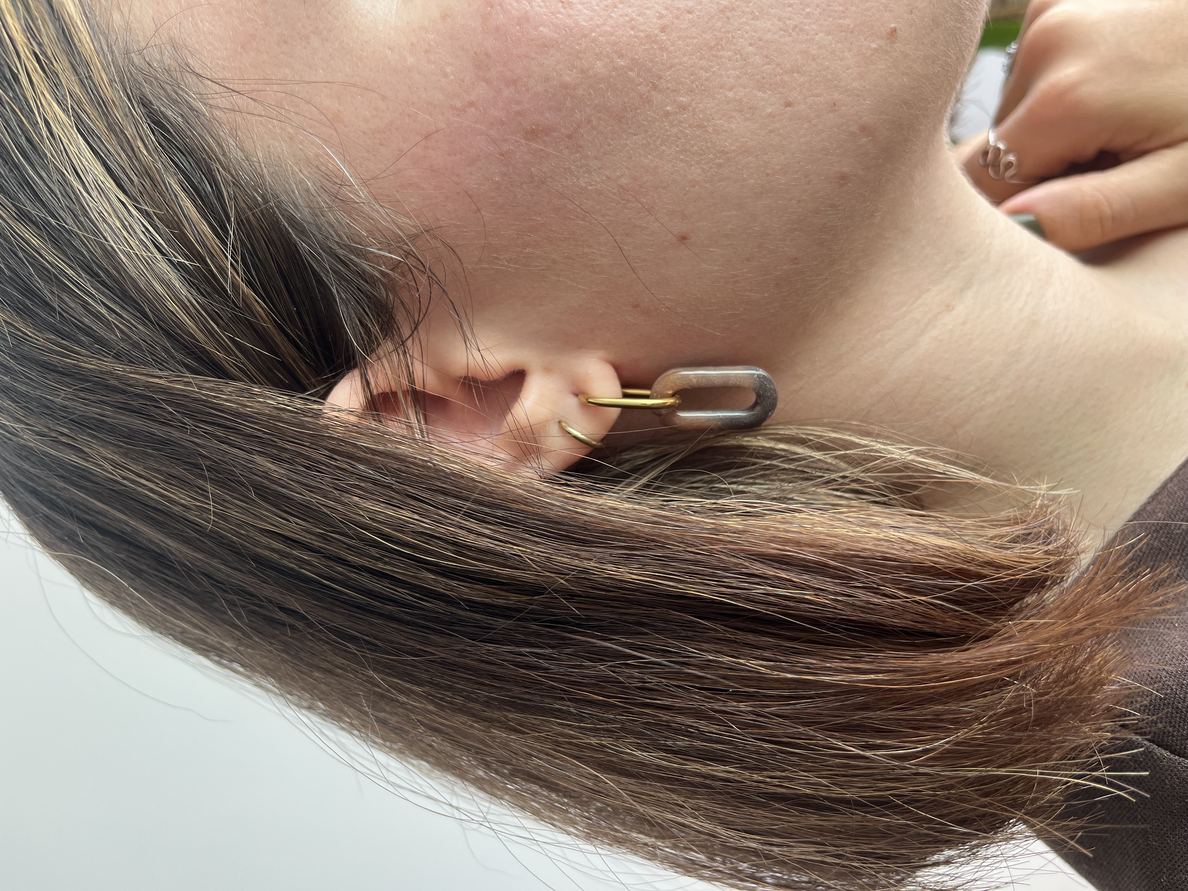 Aro con capsula marmolada marron