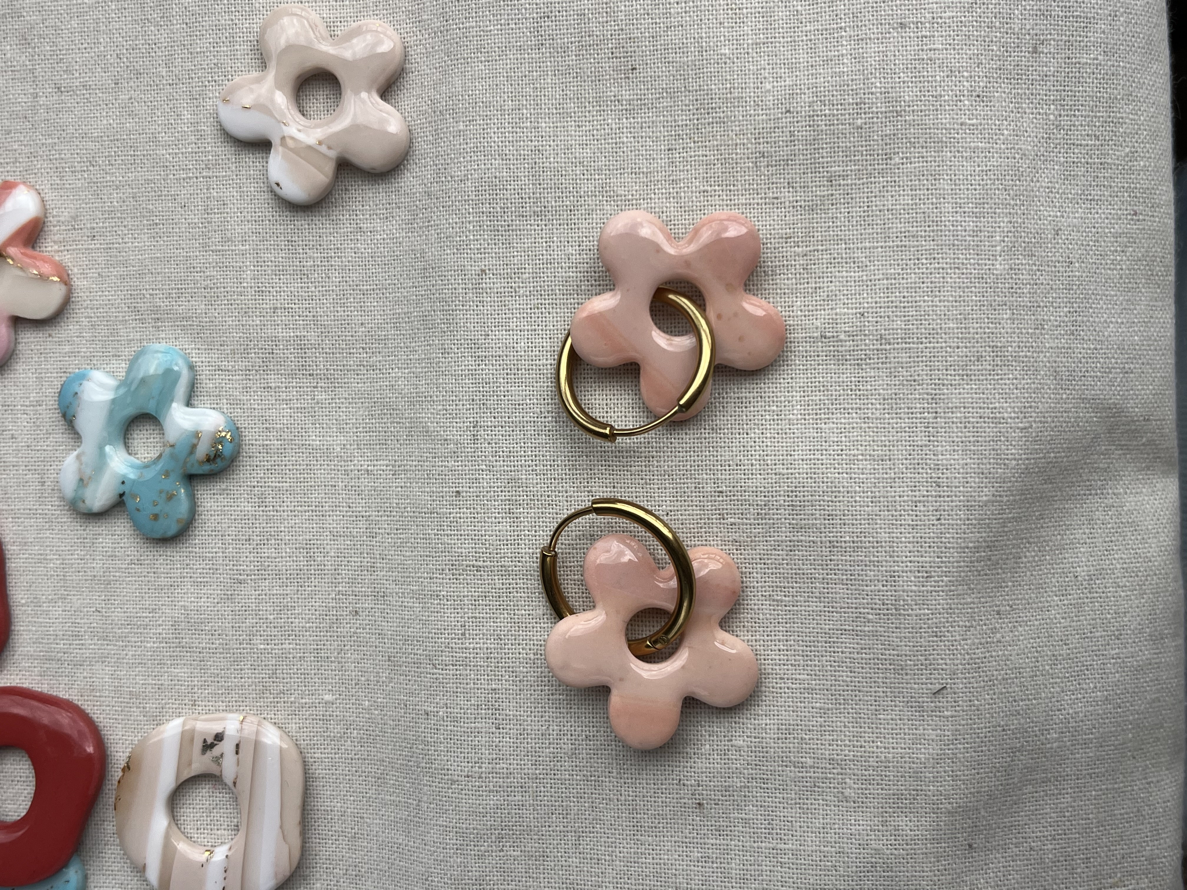 Aro charms flor marmolada naranja 