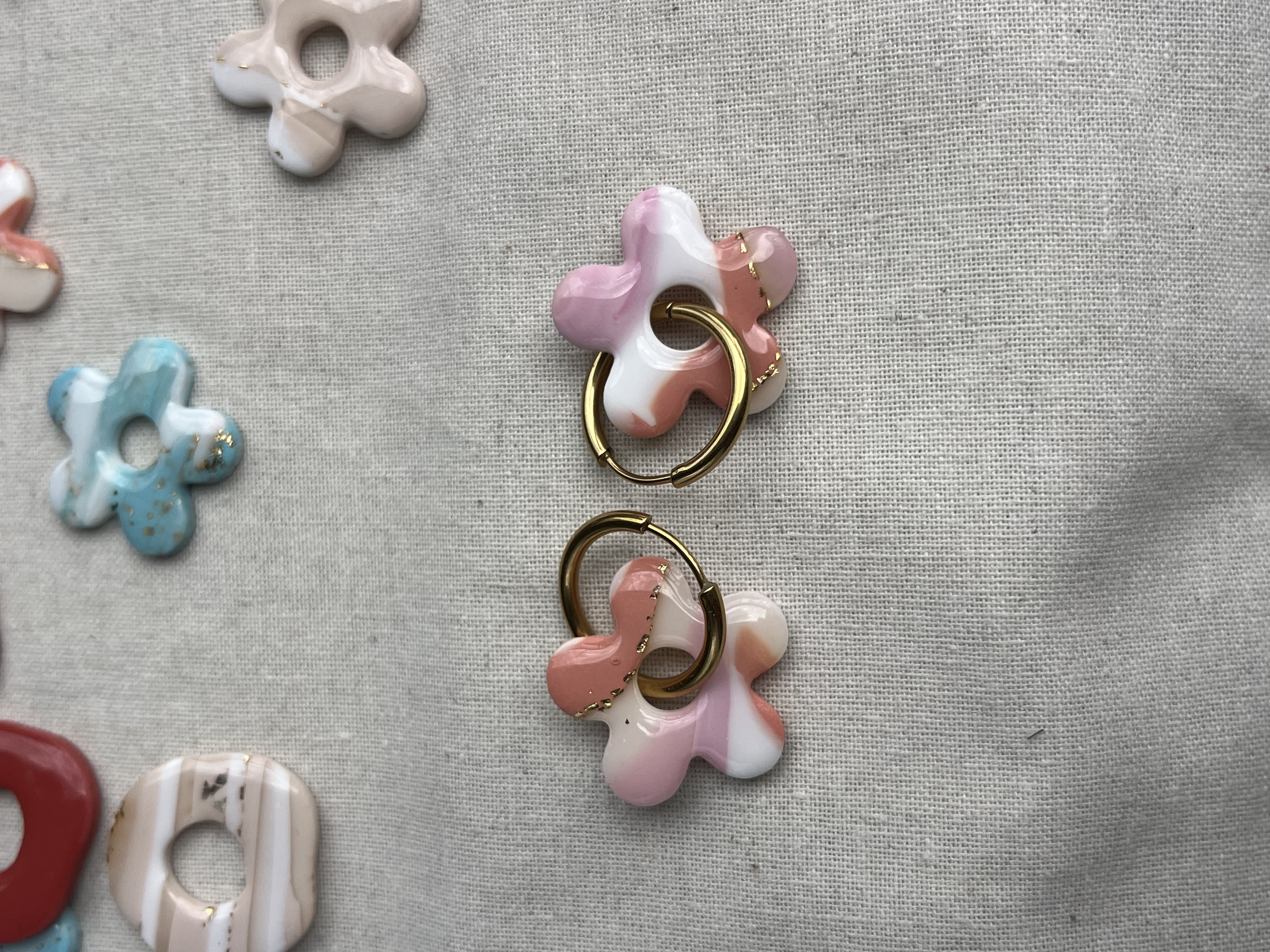 Aro charms flor marmolada naranja y rosa 