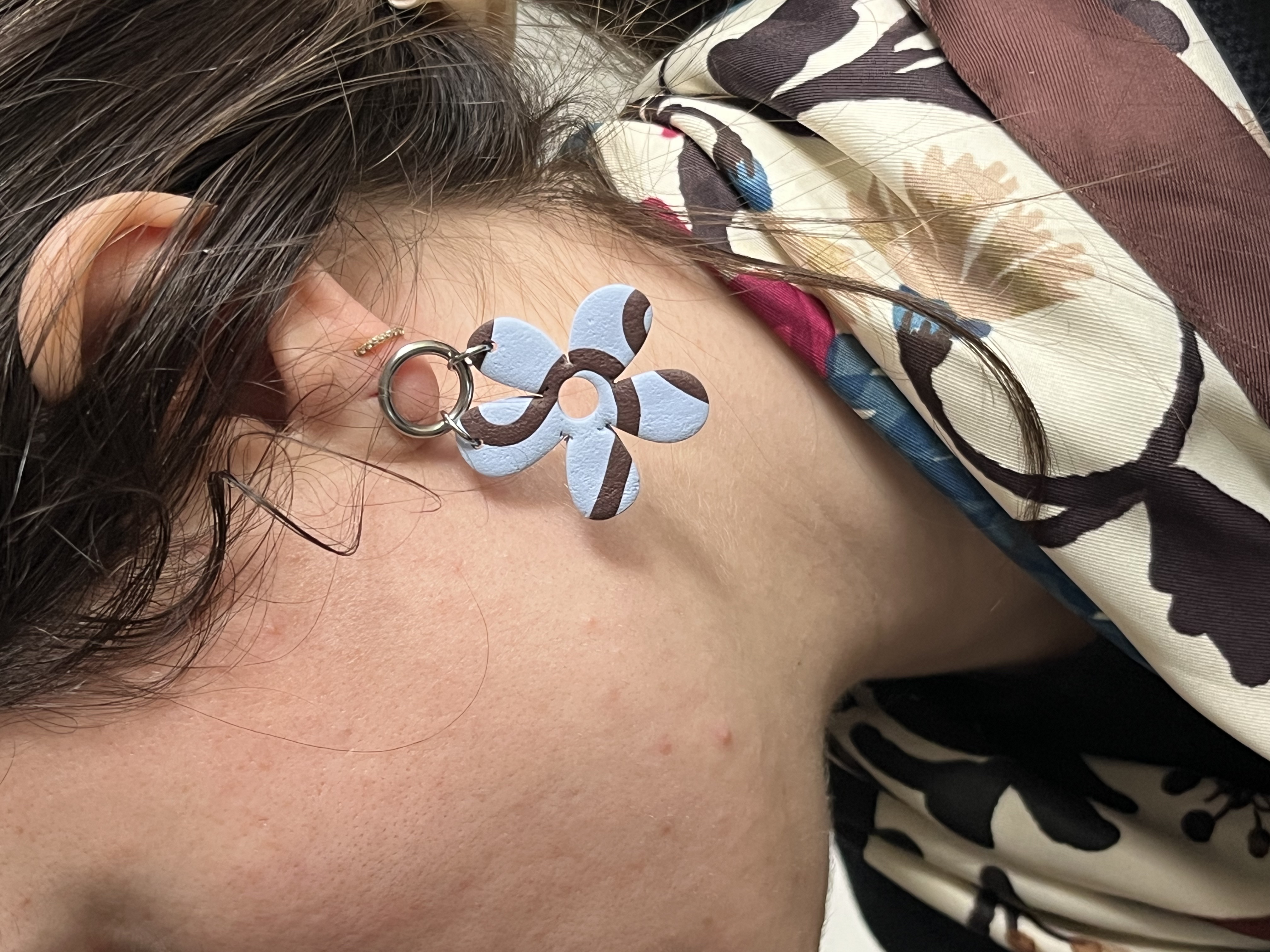 Flor azul y marrón  dorada/plateada 