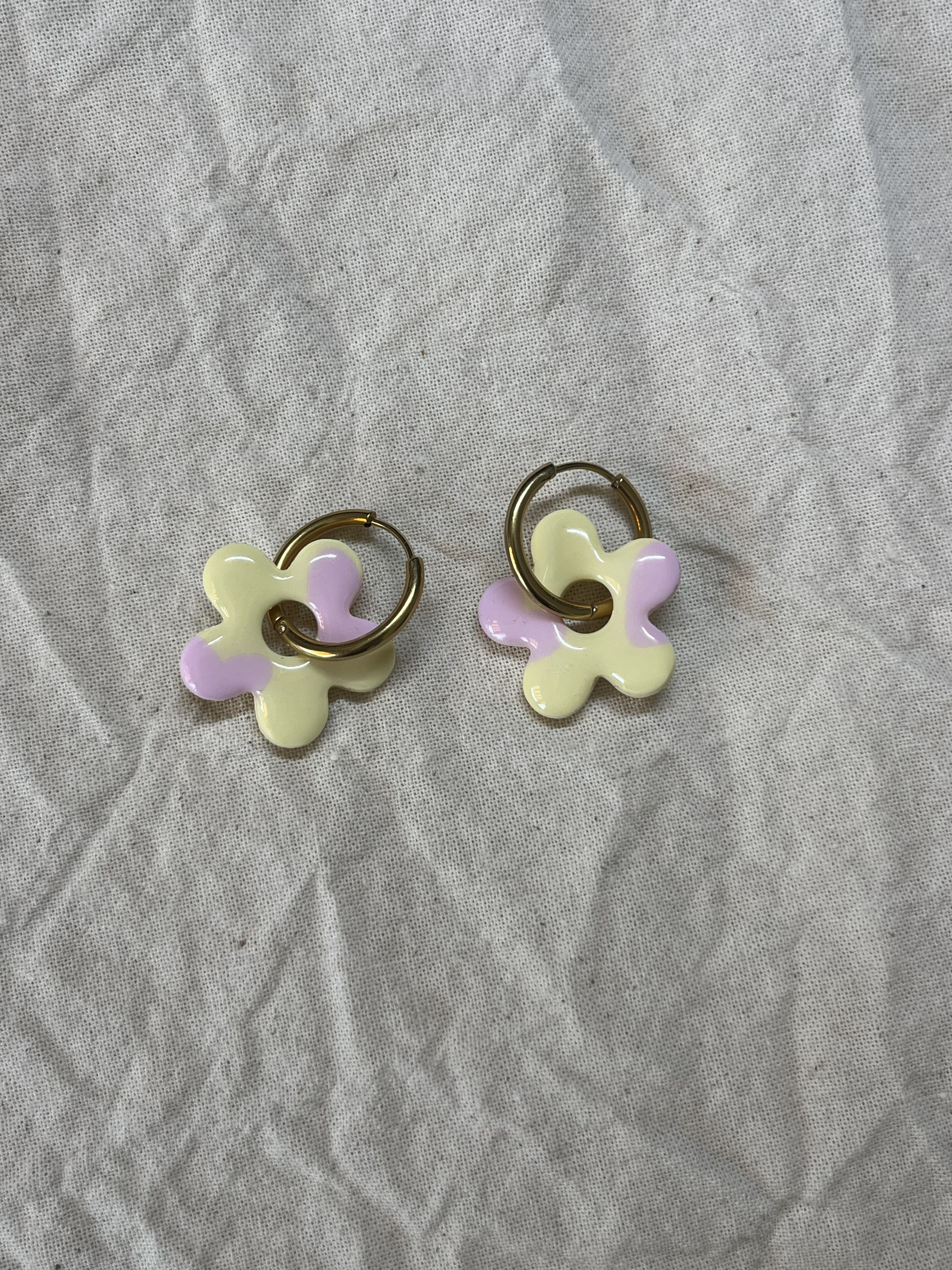 Aro charms flor amarilla, corazones rosas