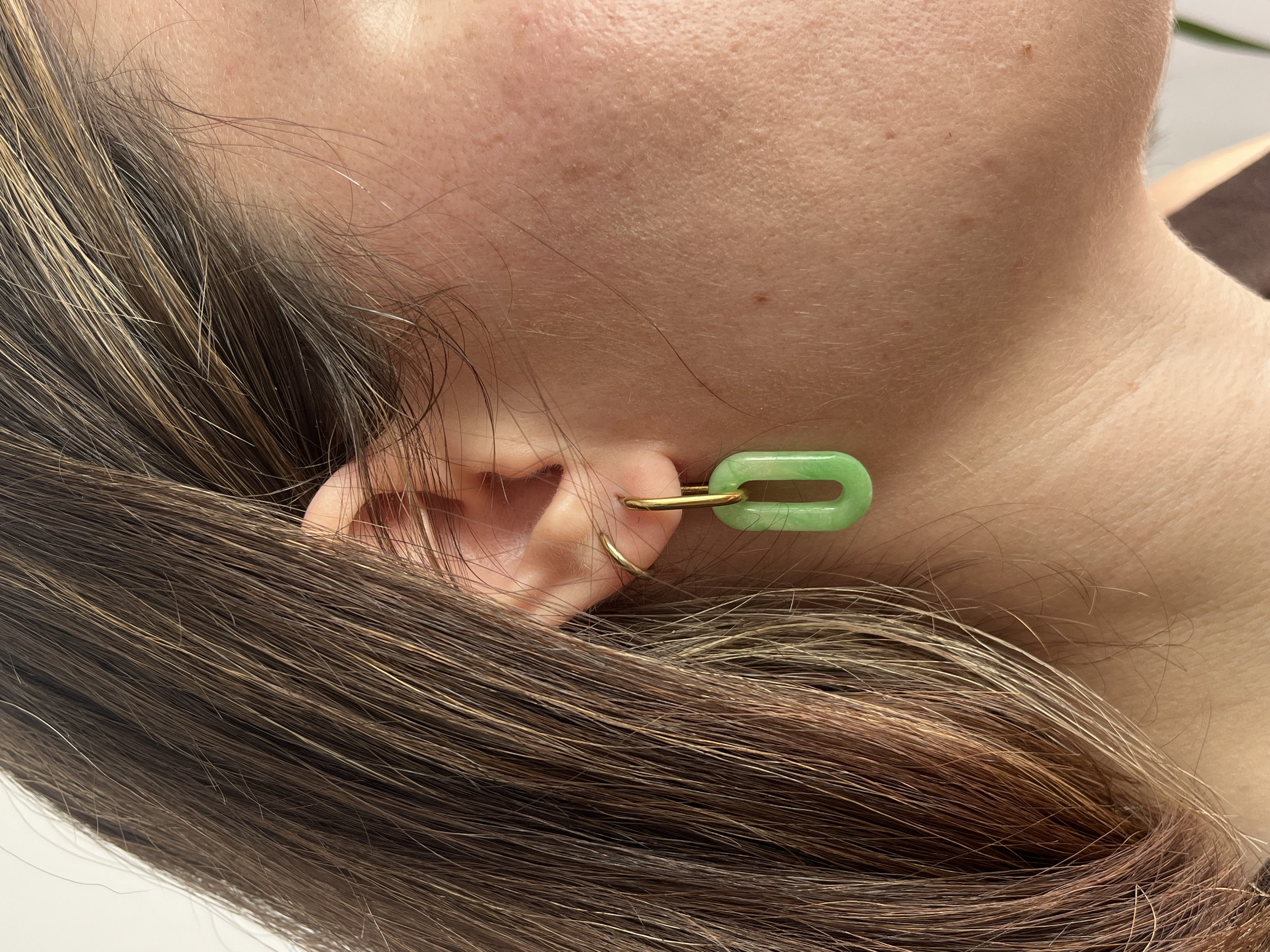 Aro con capsula marmolada verde