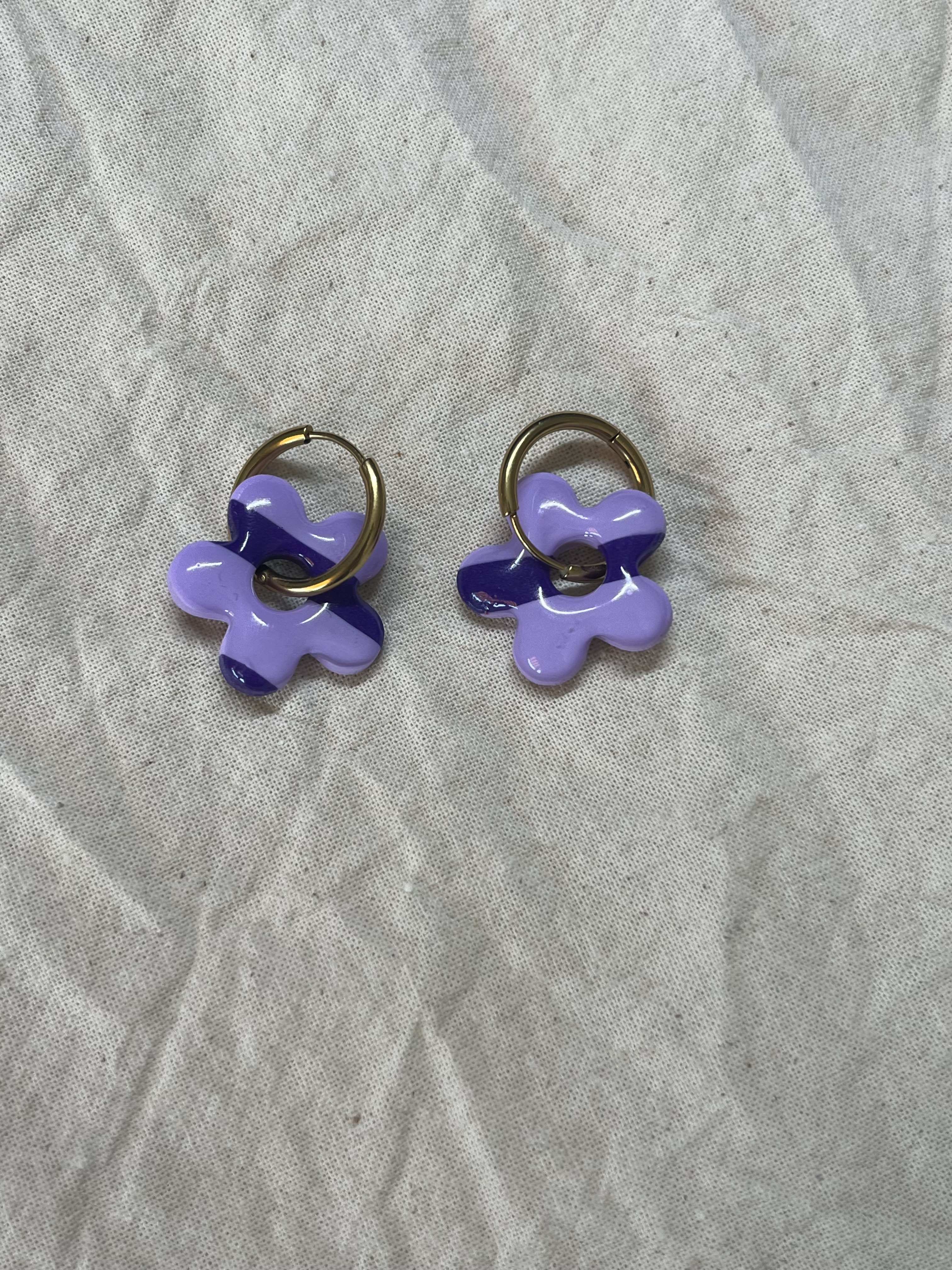 Aro charms flor lineas morado y lila