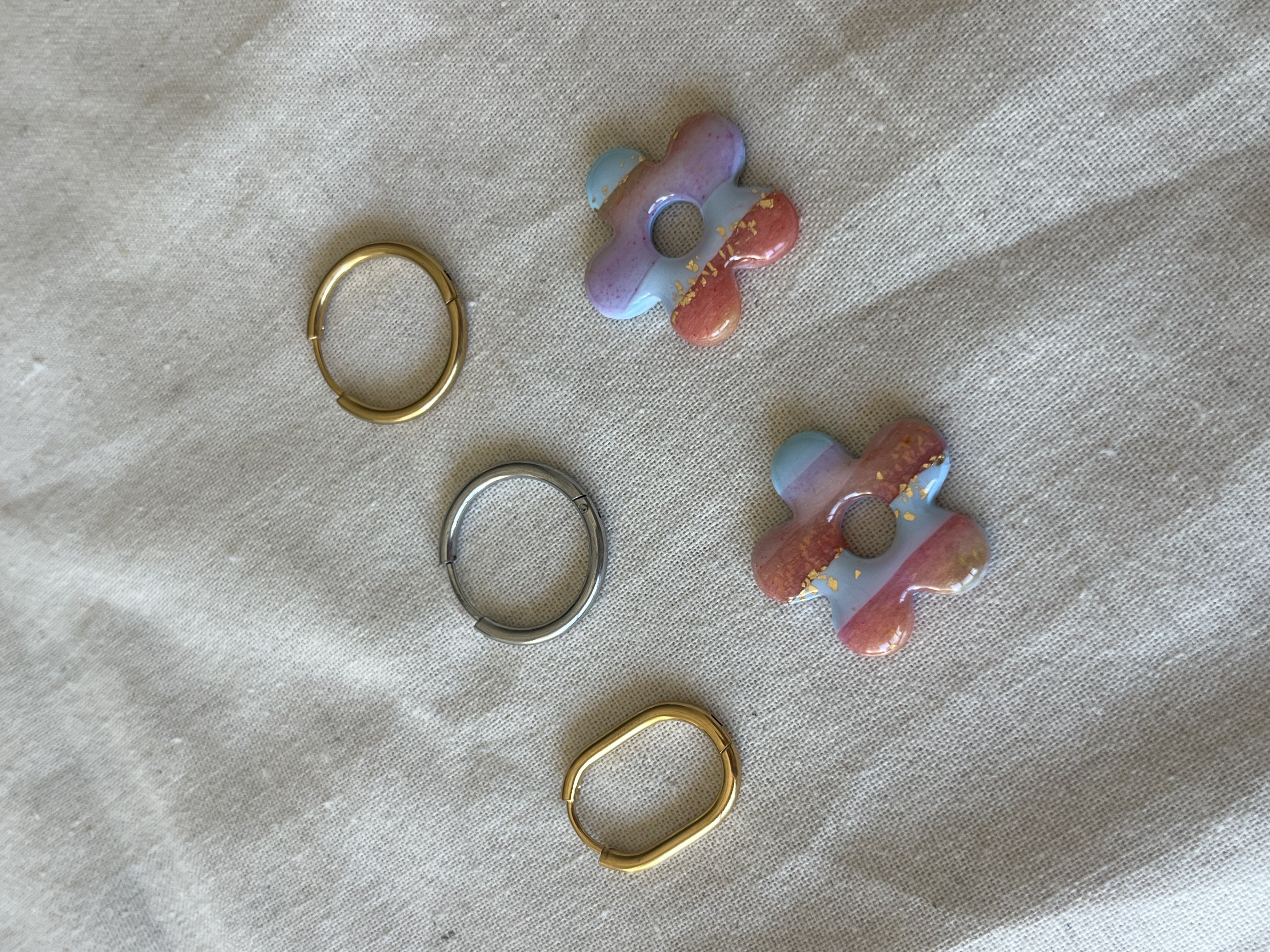 Aros flor detalles dorados