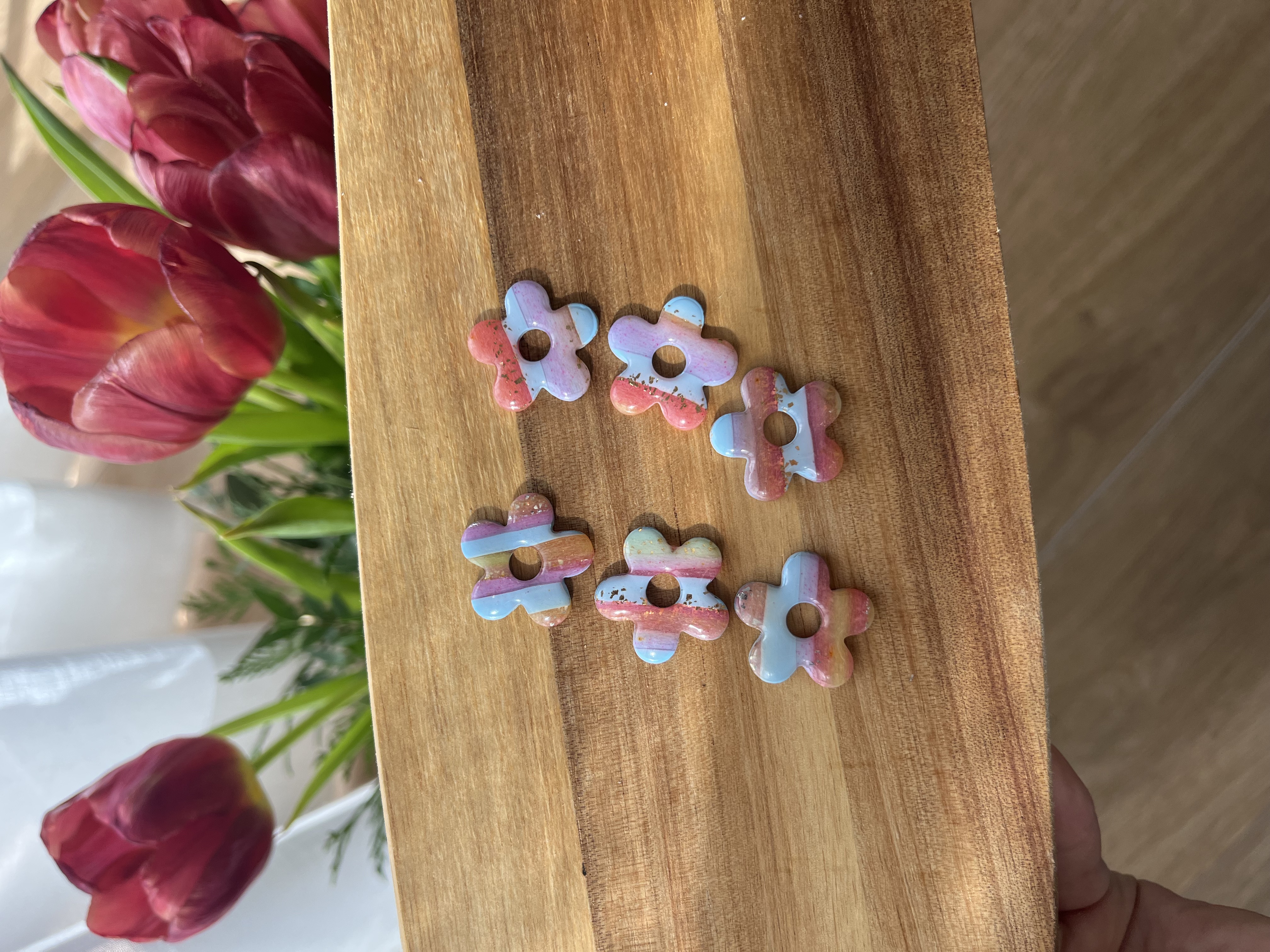 Aros flor detalles dorados