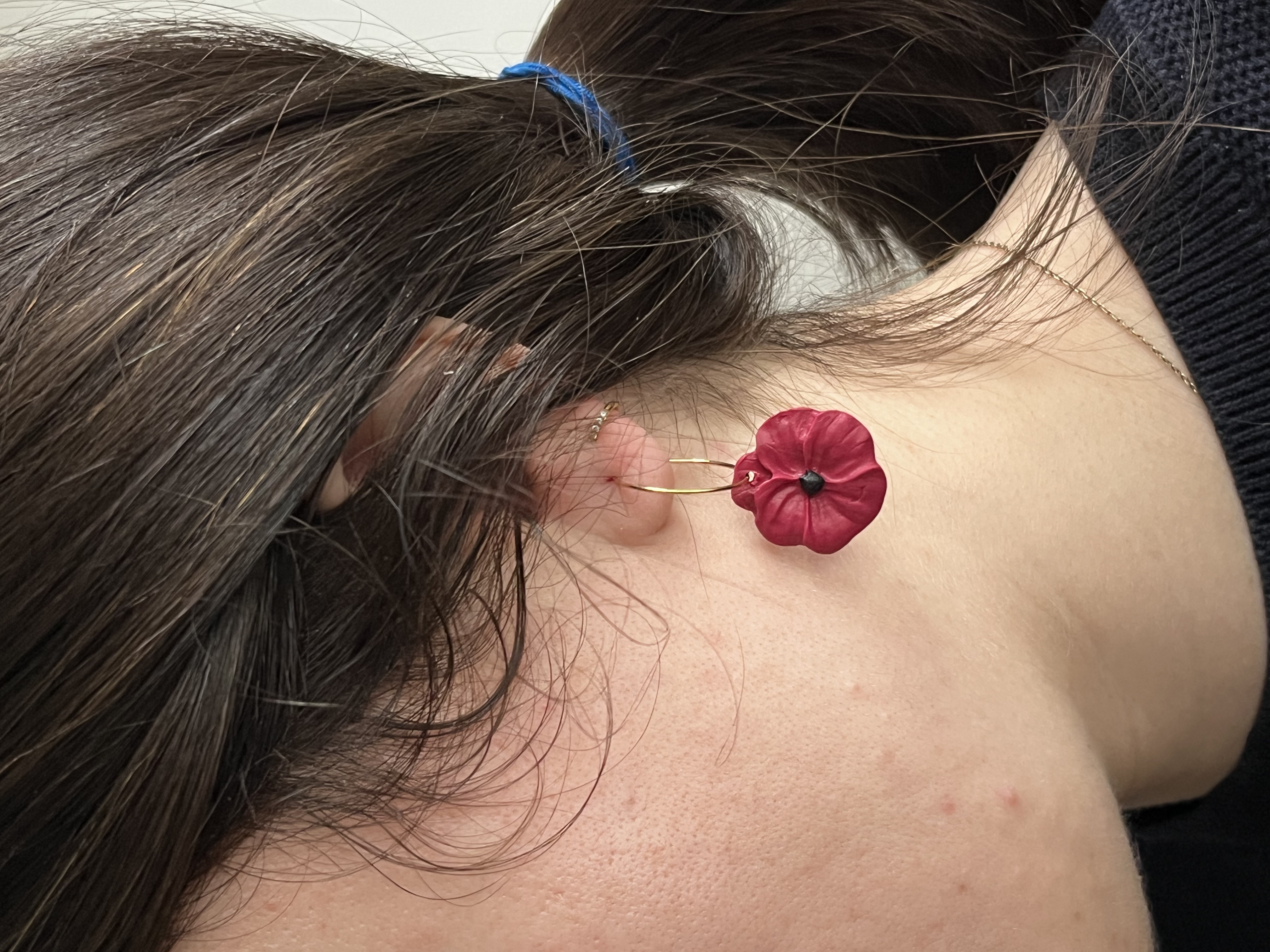 Flor roja dorada/plateada 