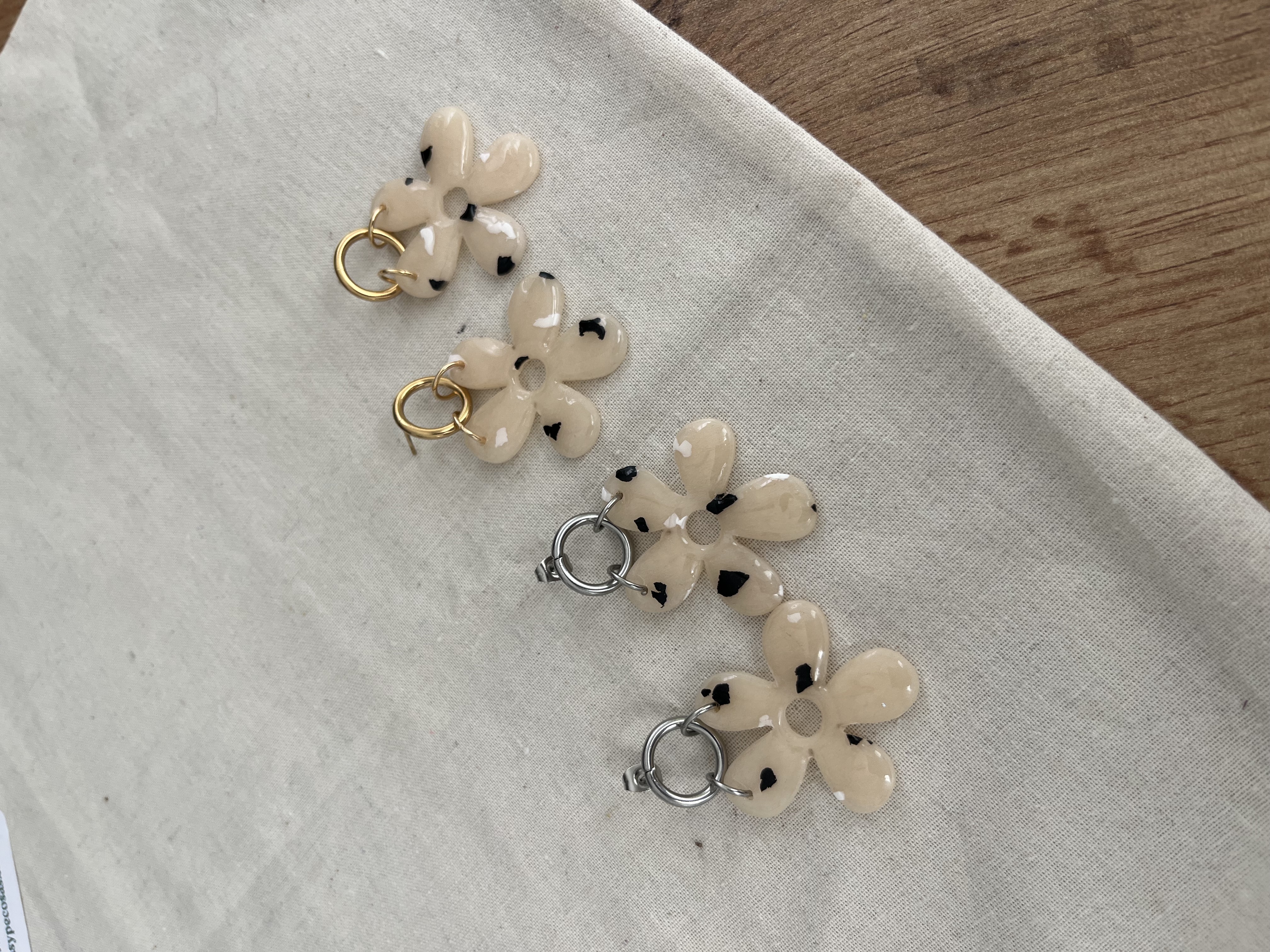 Flor beige dorada/plateada 