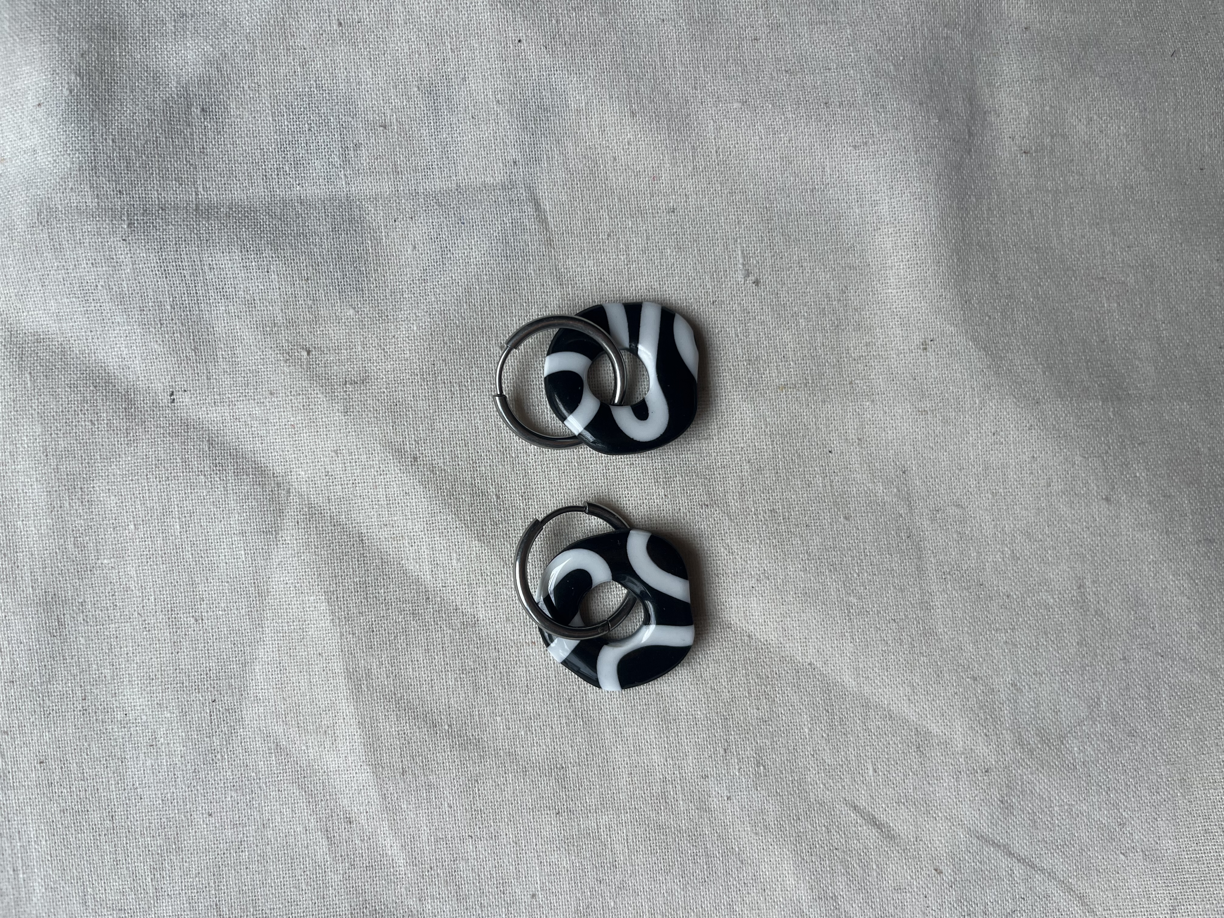 Aro charms blanco y negro