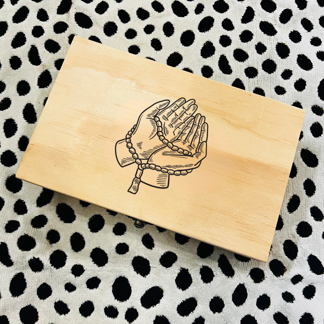 Islamic Wooden Tasbeeh & Turbah Box – Praying Hands Engraved Keepsake Gift