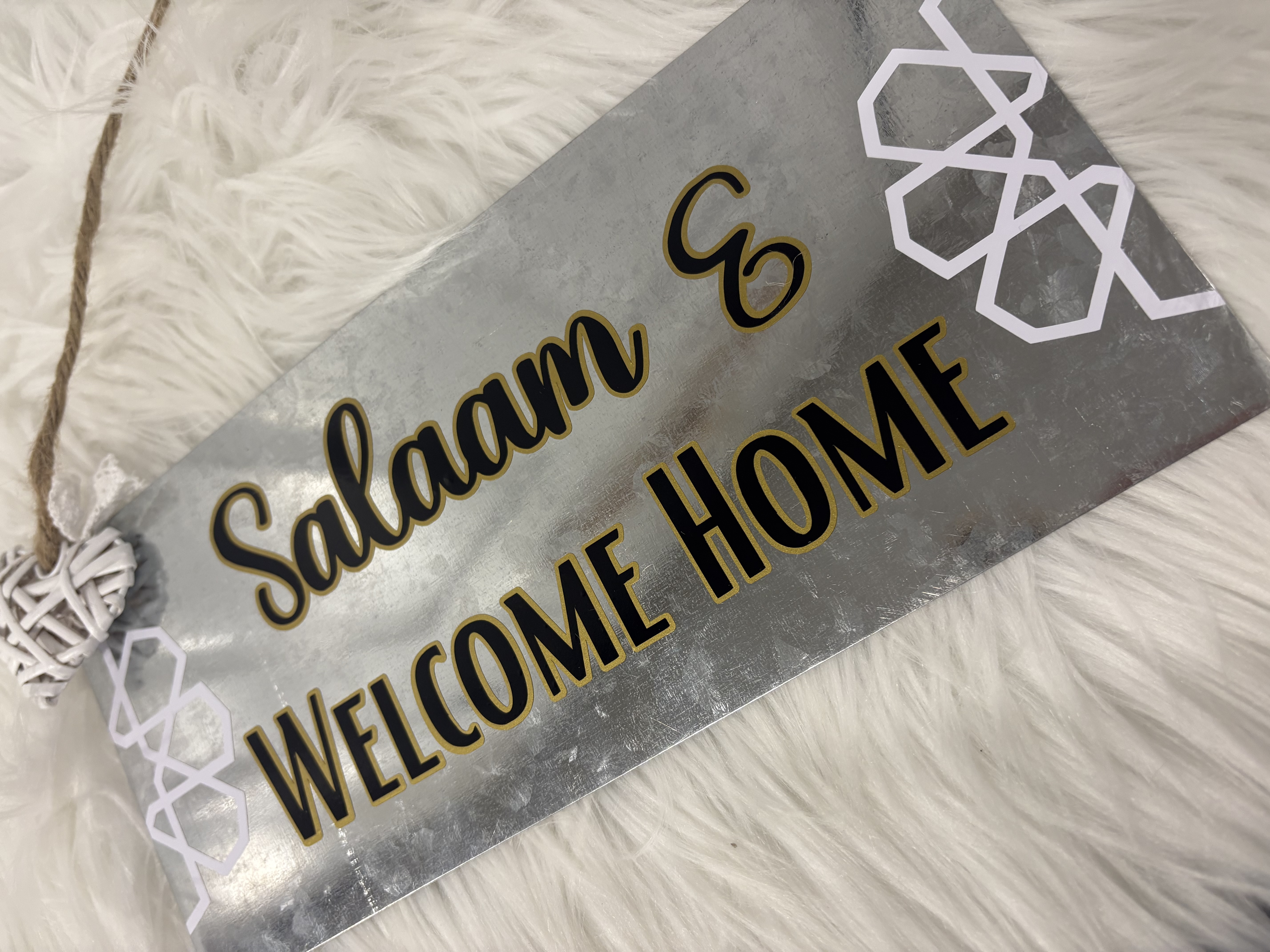 Salam and Welcome Metal Sign – Islamic Wall Decor for Entryway, Muslim Home Front Door Sign, Modern Arabic Greeting Wall Art