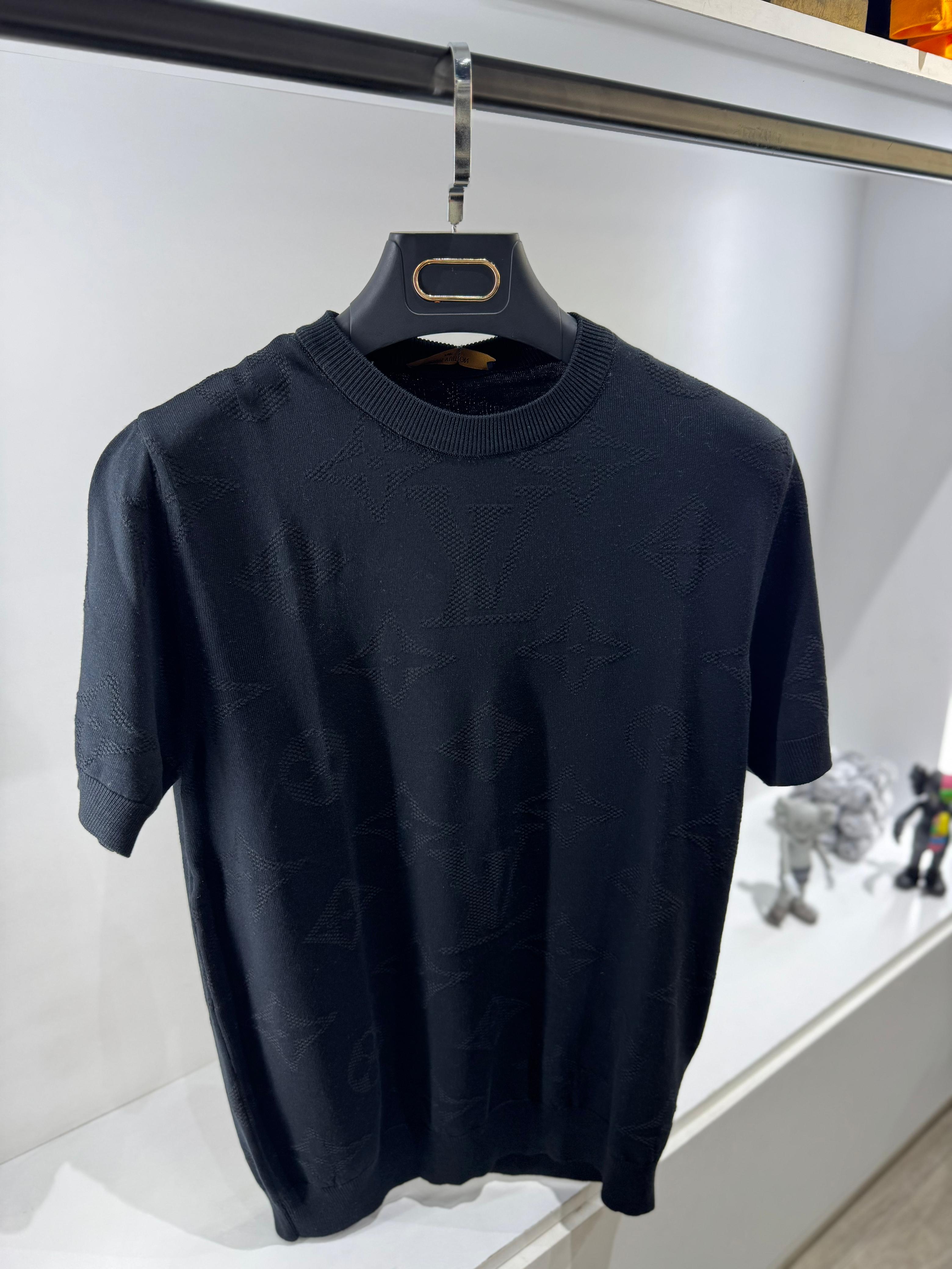 Signature Print T-shirt – Sleek and Versatile