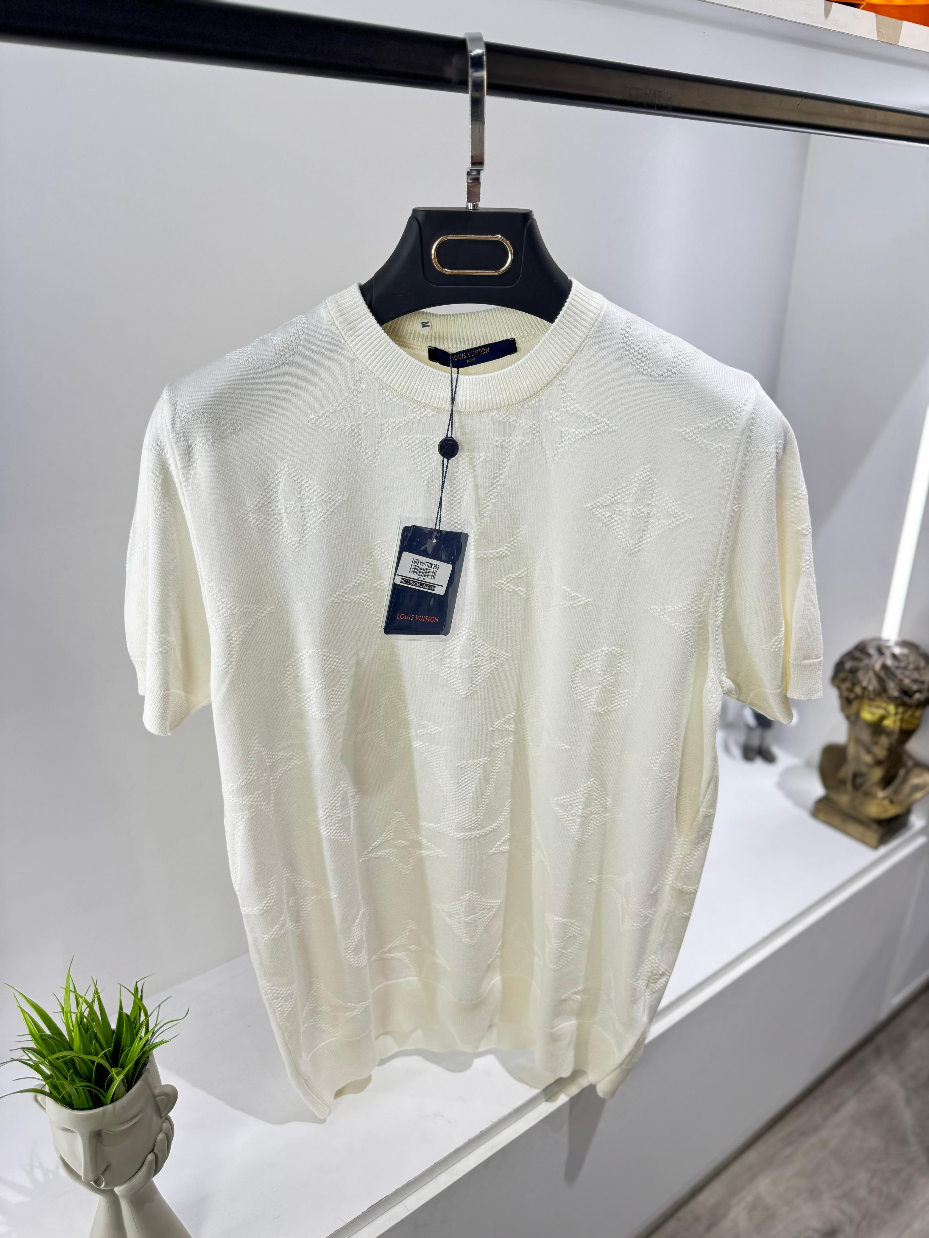 Signature Print T-shirt – Sleek and Versatile