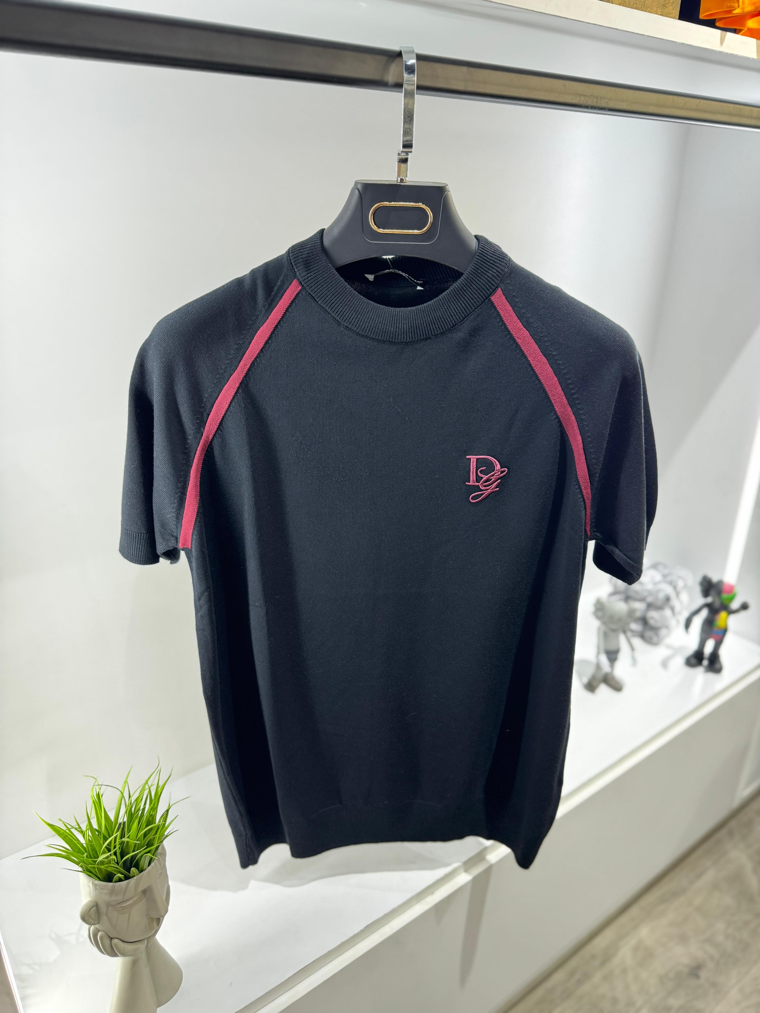 Minimal Graphic T-shirt – Clean and Modern