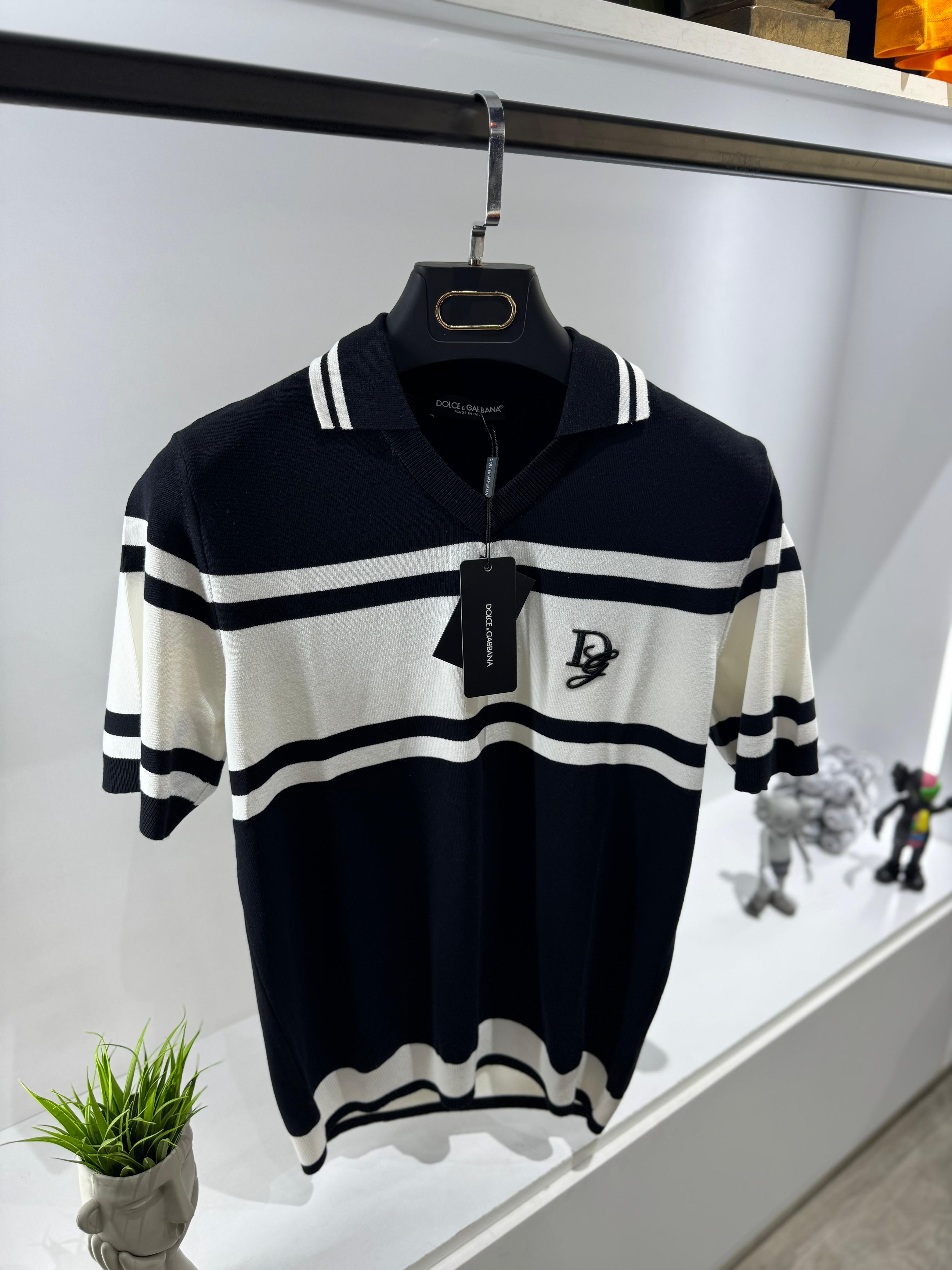 Monochrome Signature T-shirt – Bold Simplicity