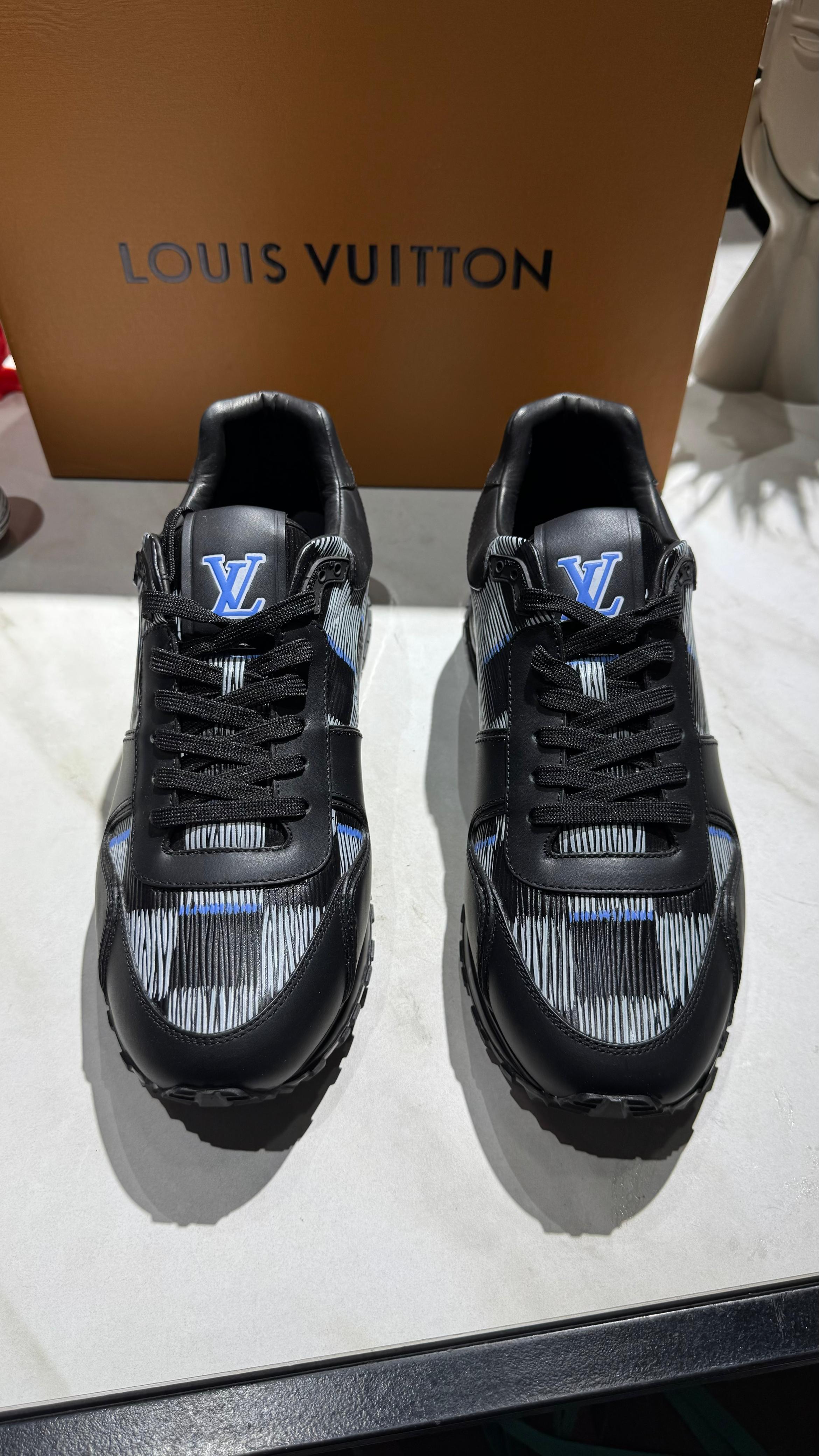 Retro-Inspired Running Sneakers – Sporty Style