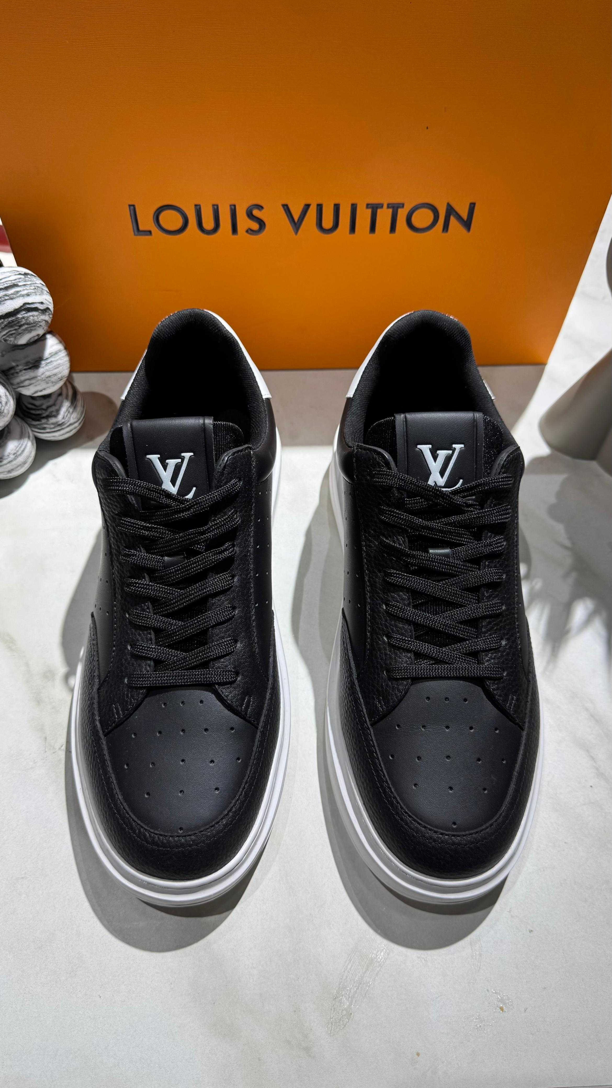 Black & White Leather Sneakers – Contrasting Style