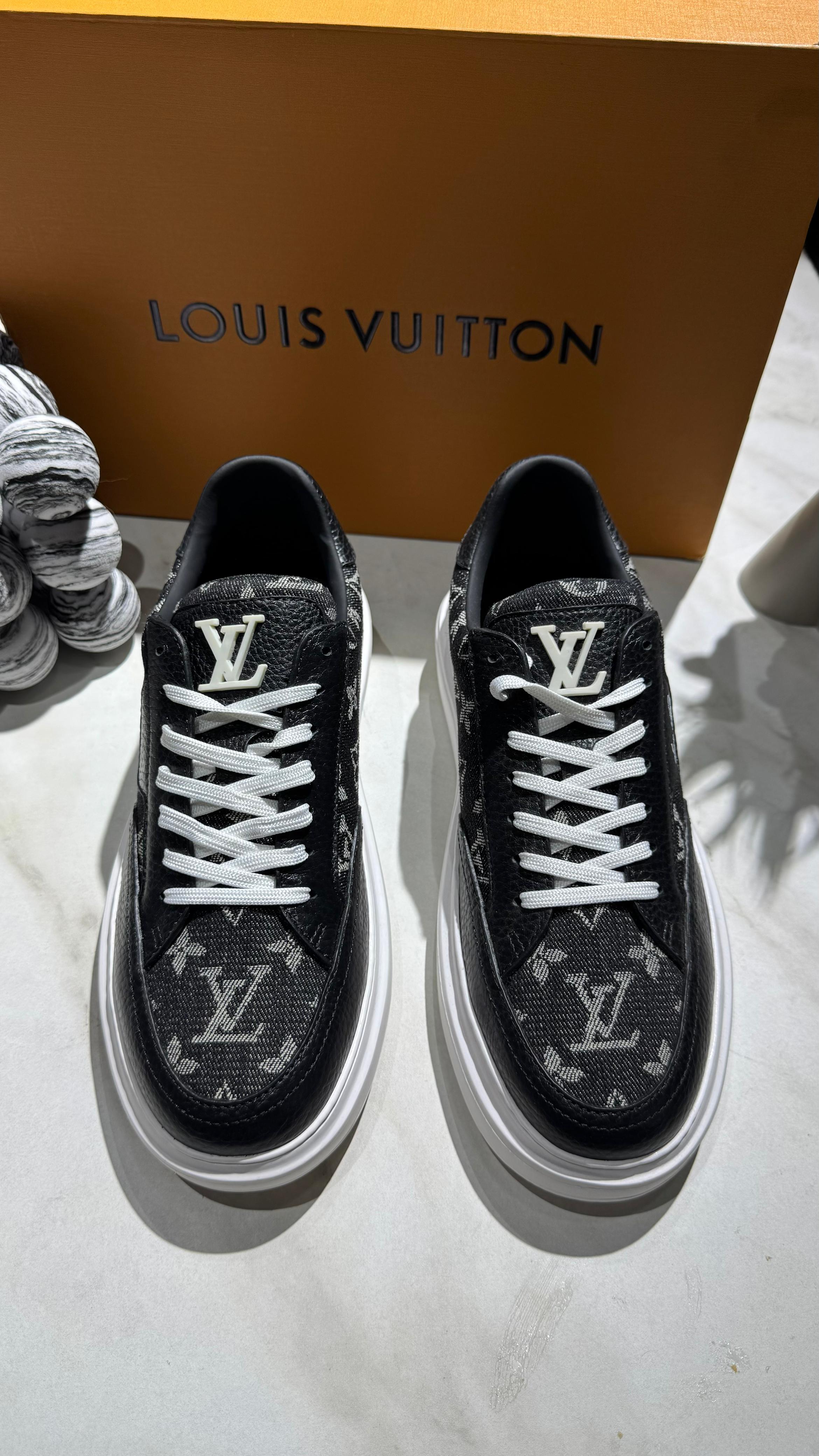 Textured Sneakers – Modern and Versatile