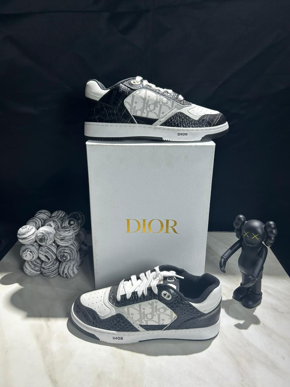 Elegant Low-Top Sneakers