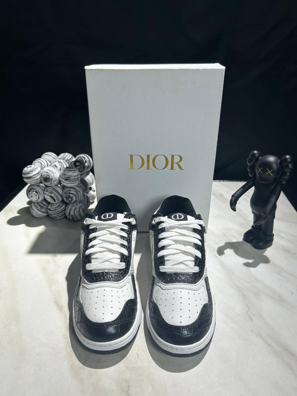 Elegant Low-Top Sneakers