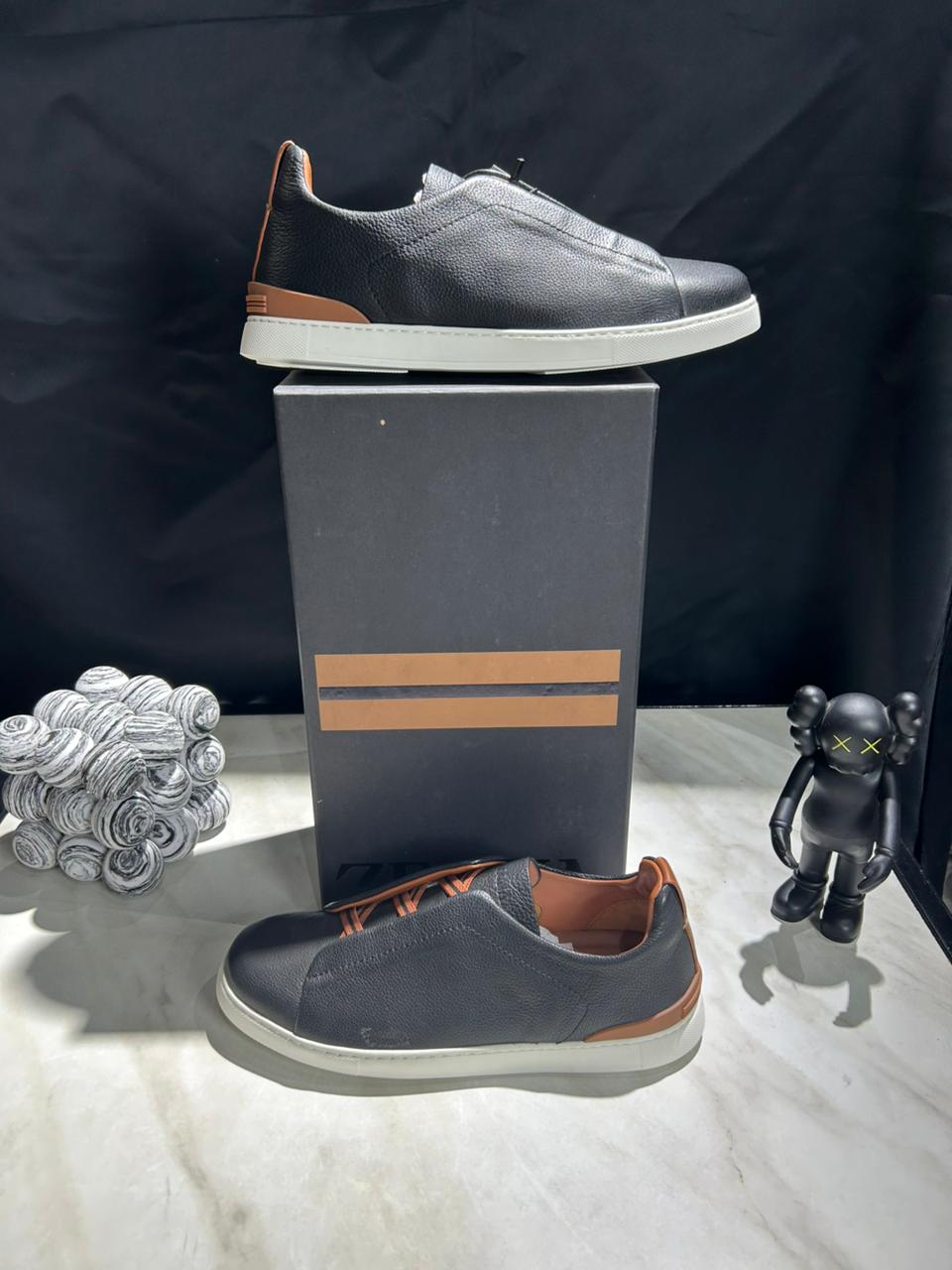 Minimalist Leather Low-Top Sneakers