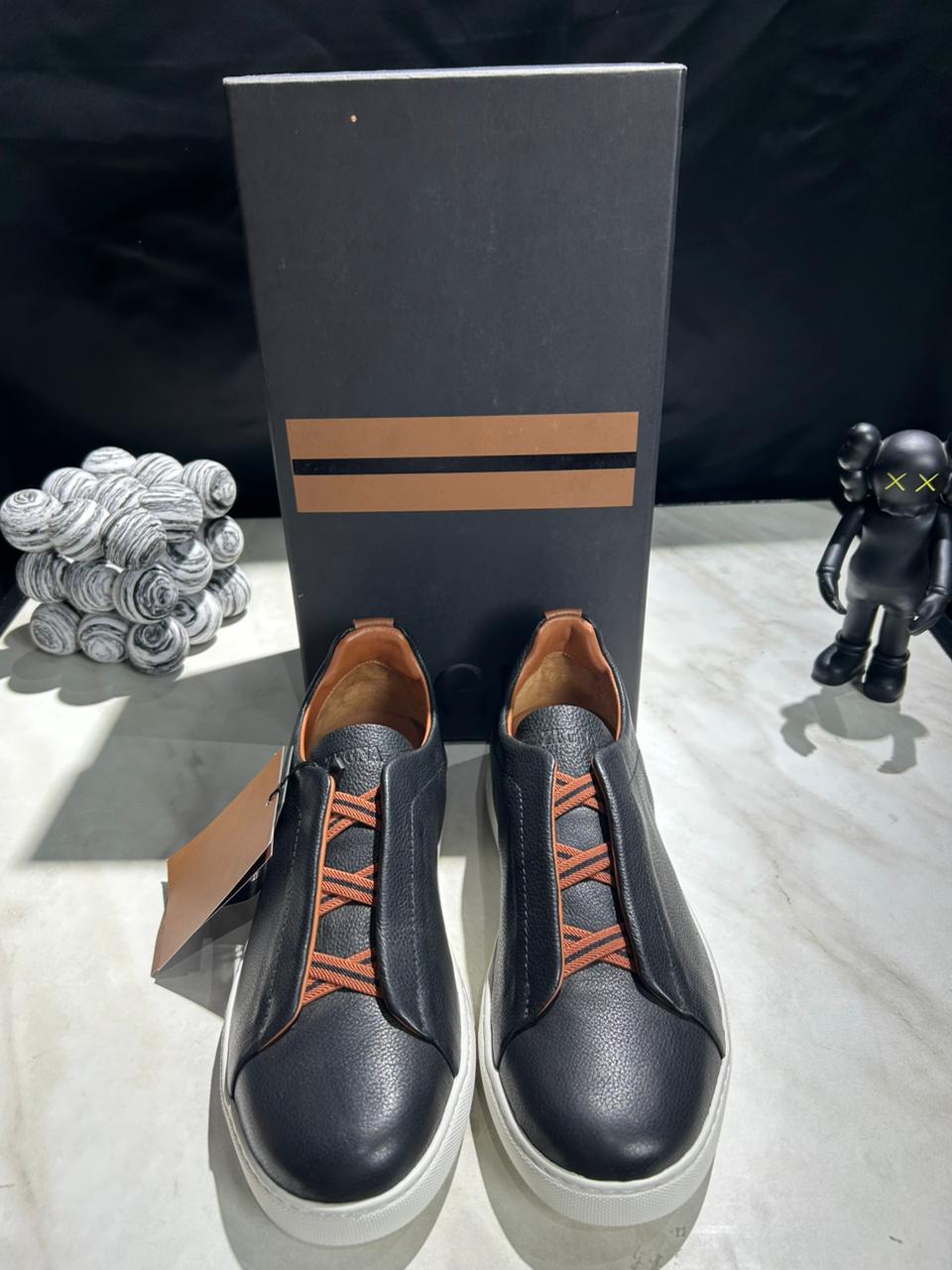 Minimalist Leather Low-Top Sneakers