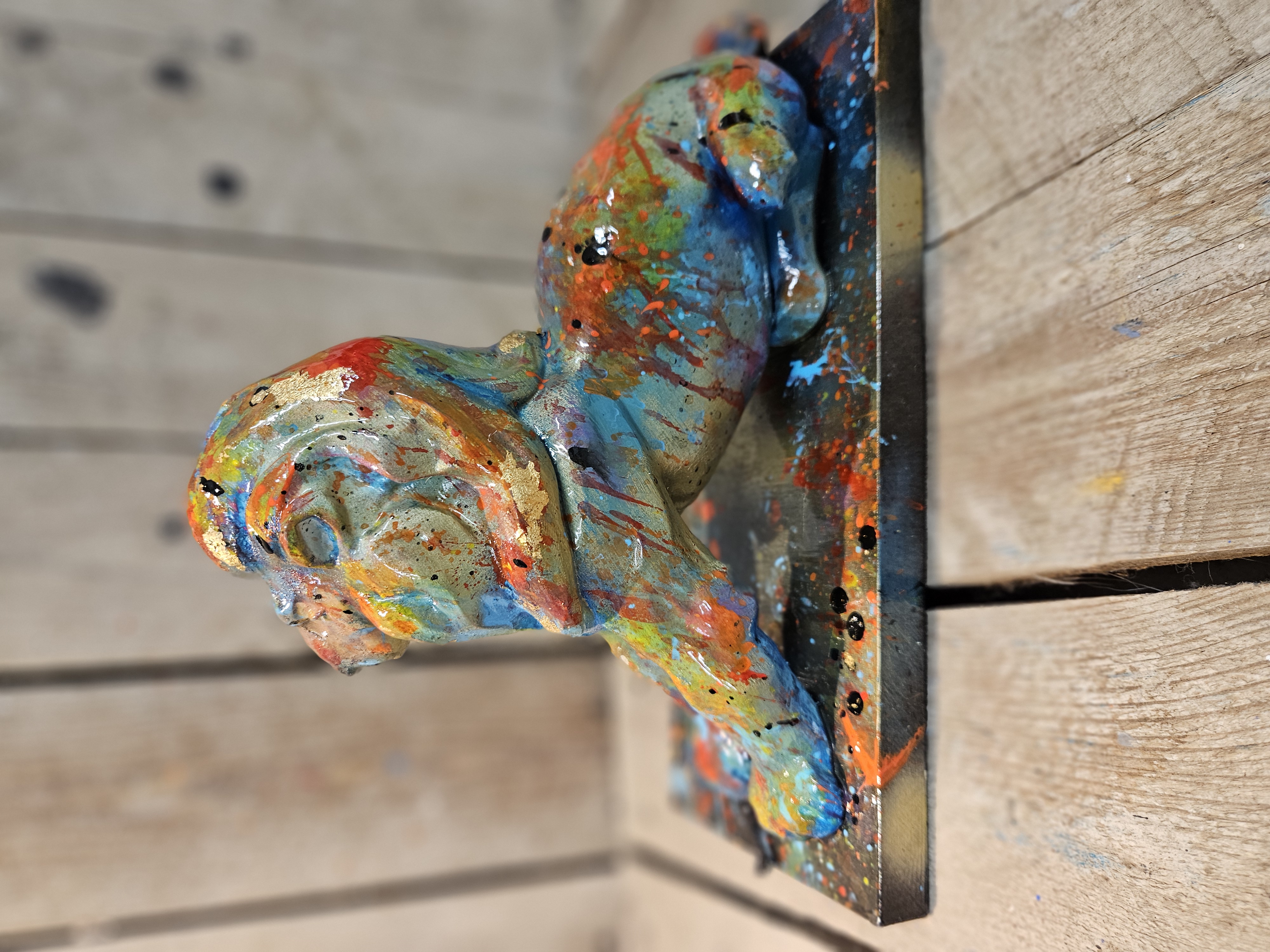 Statue de lion colorée