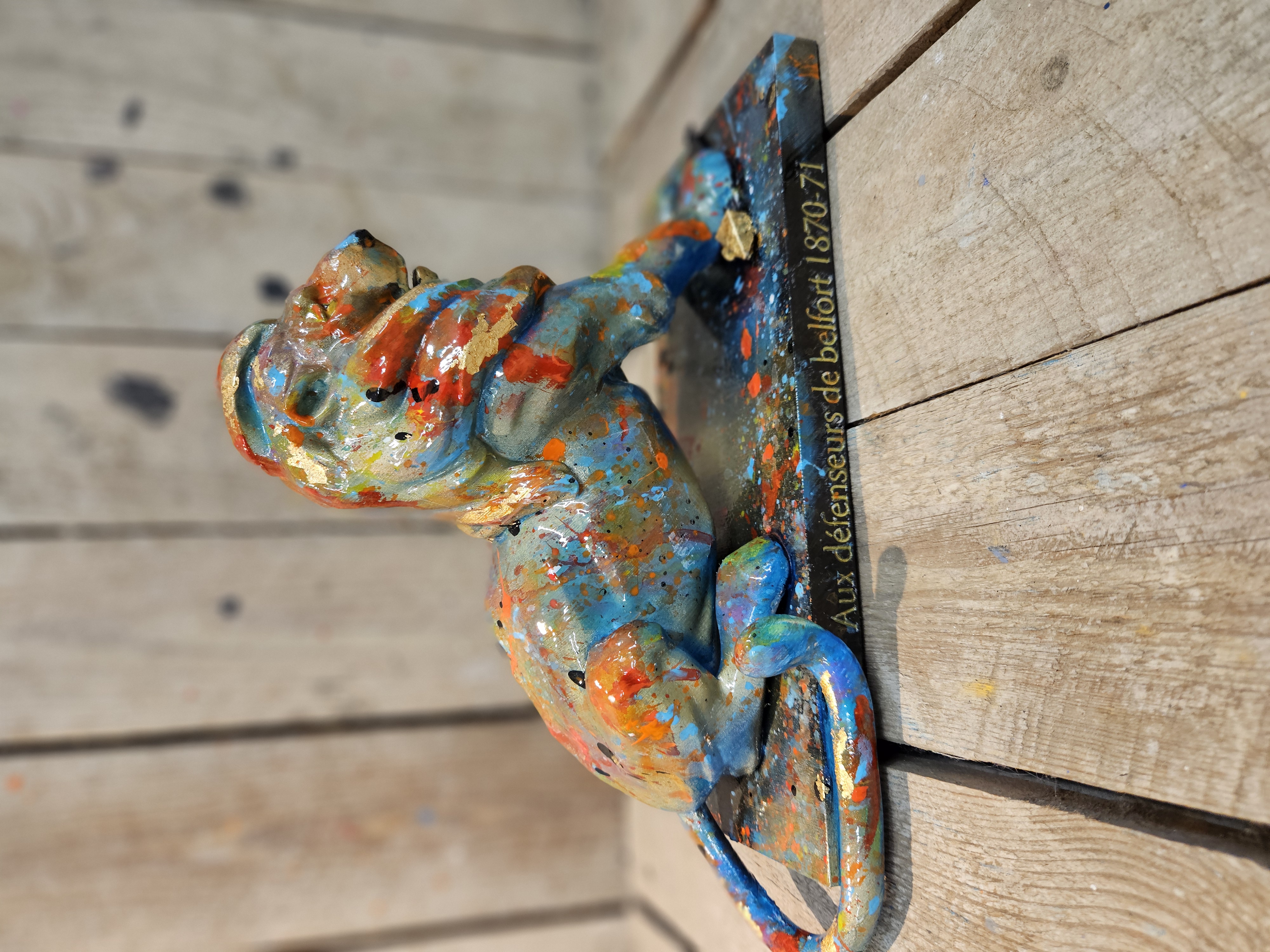 Statue de lion colorée