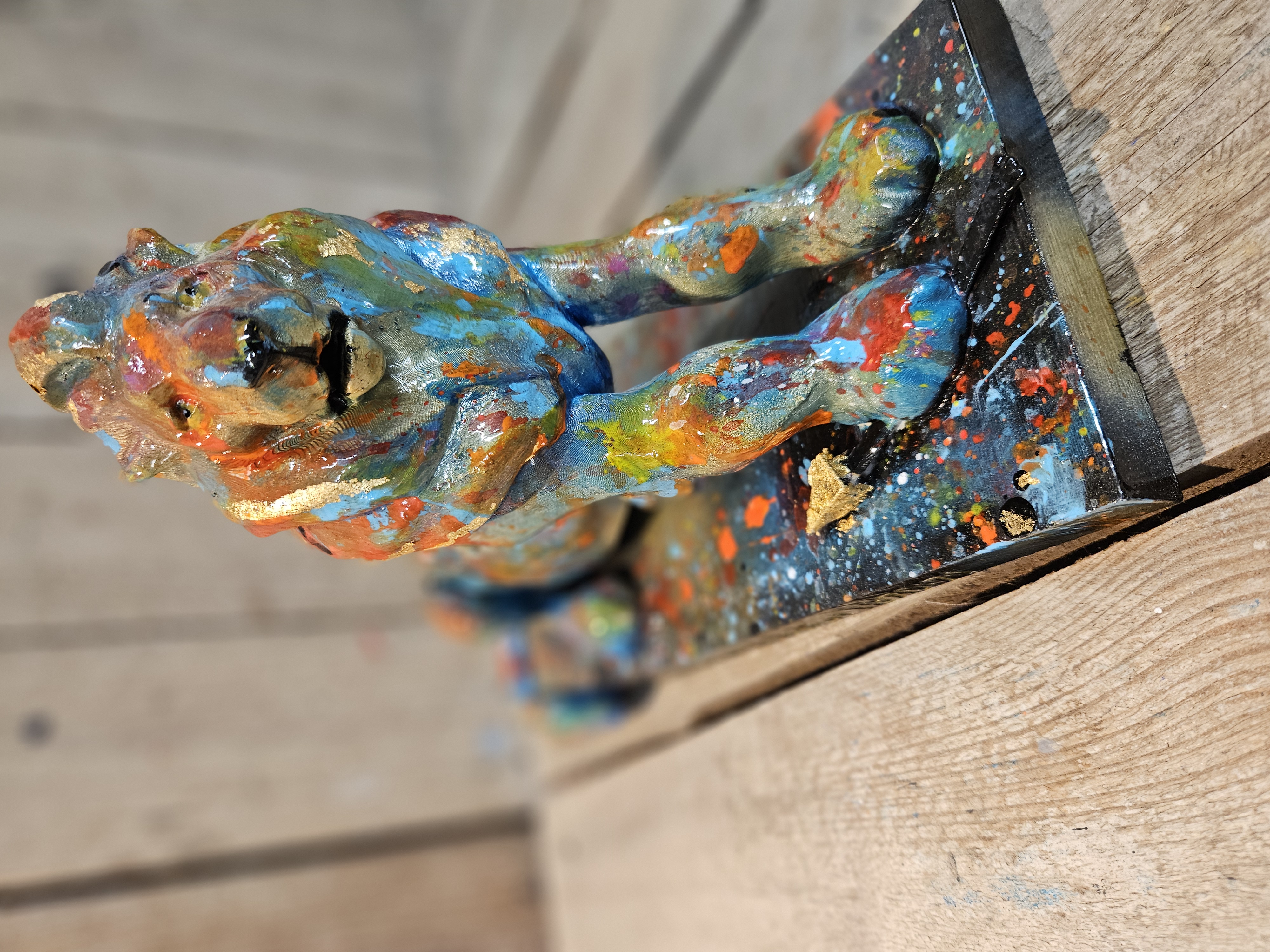 Statue de lion colorée