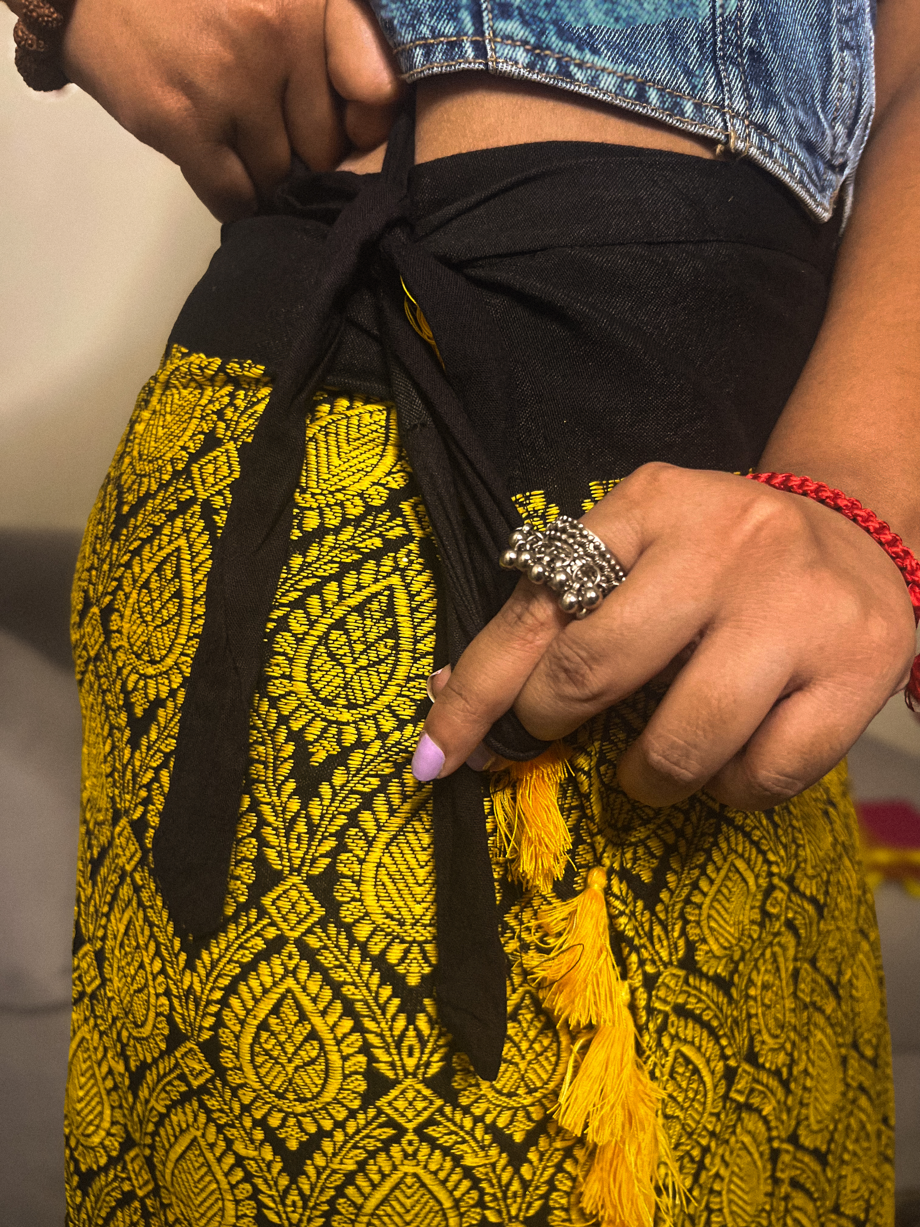 Saheli — Black Yellow