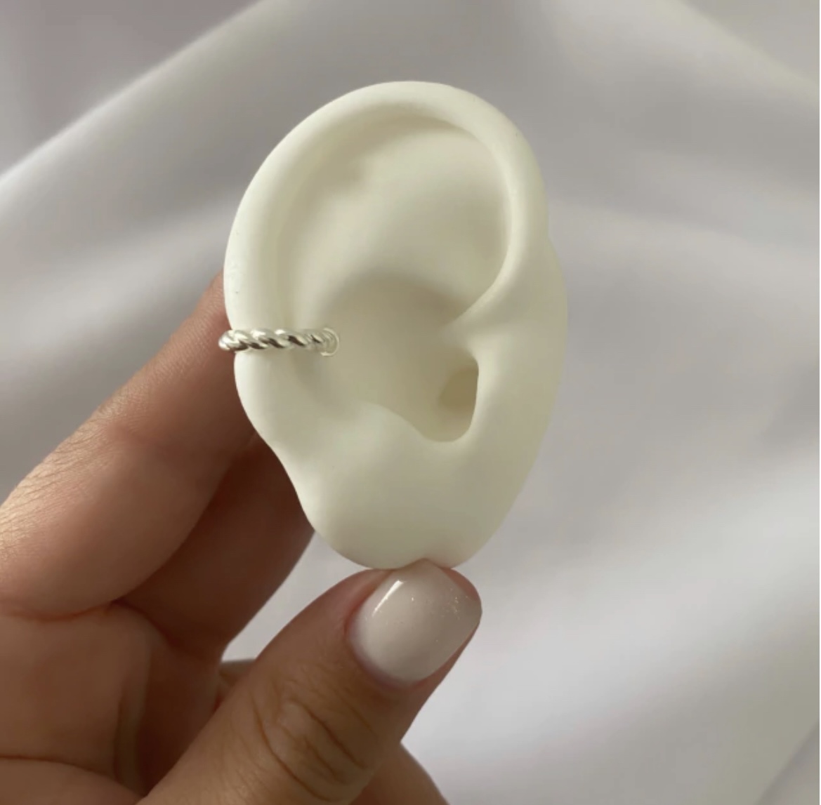 EAR CUFF SUL BLANCO
