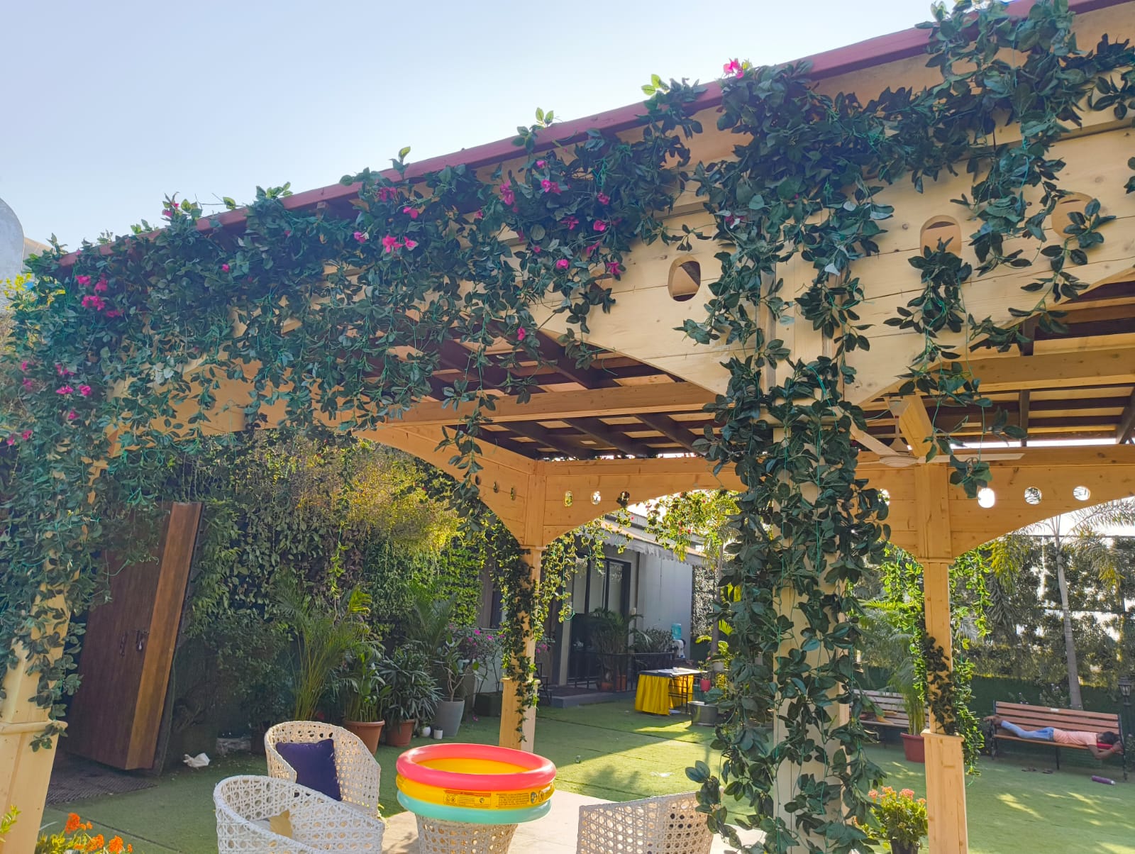 Outdoor Creeper Decoration - Rental