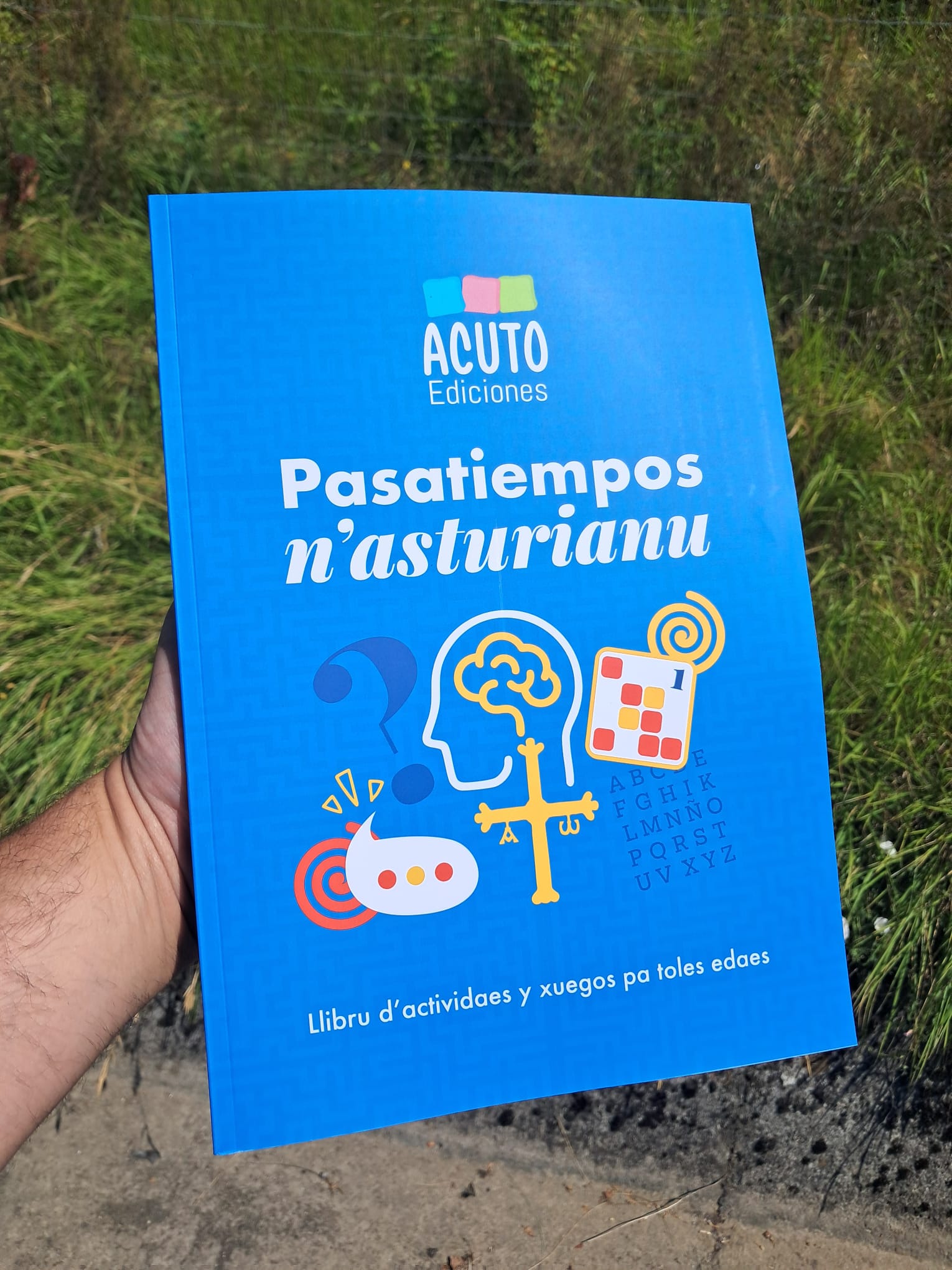 Llibru de pasatiempos n’asturianu