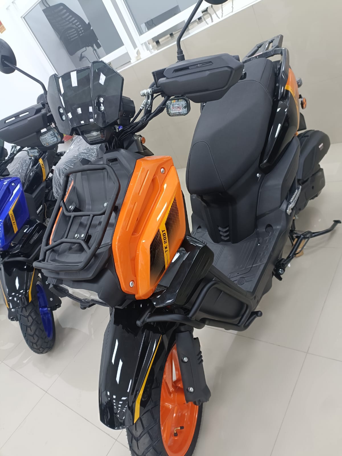 Moto de combustión marca AVA  de 200 CC 